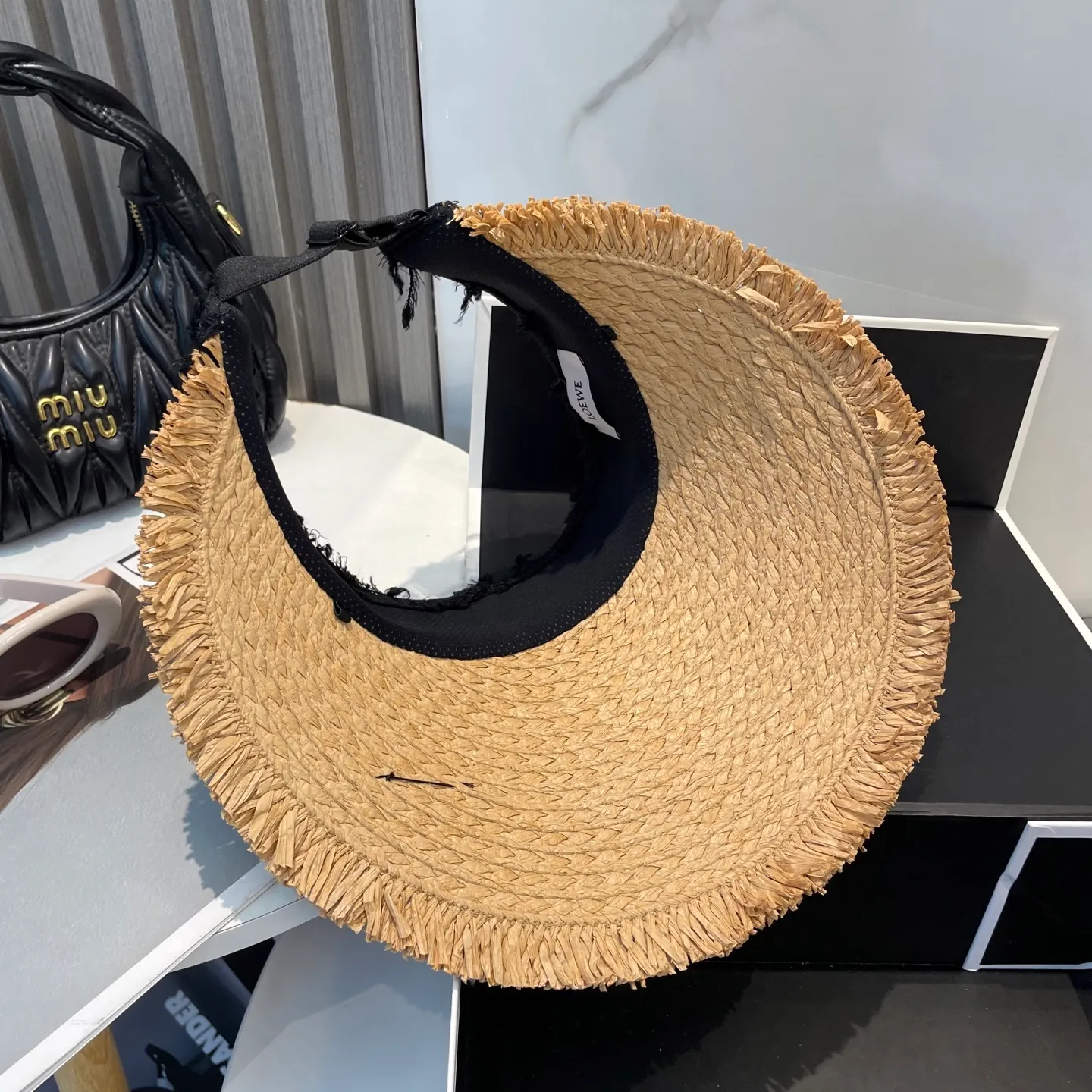P76 LOEWE's new hollow-top hat is a sun hat that you'll fall in love with at first glance. In summer, you need a unique hat to reduce eye pressure. This elegant hollow-top hat is very suitable!