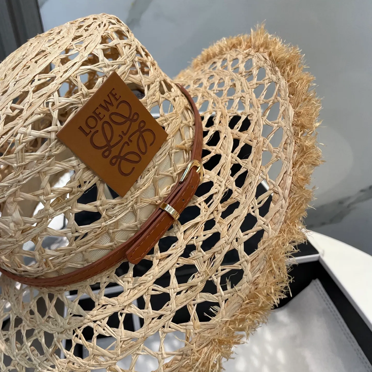 P106 Loewe's new large-brimmed sun protection straw hat is a must-have sun protection item when going out on the street in the hot summer. It is suitable for dating at the beach. It is breathable cotton and can be worn in all seasons.