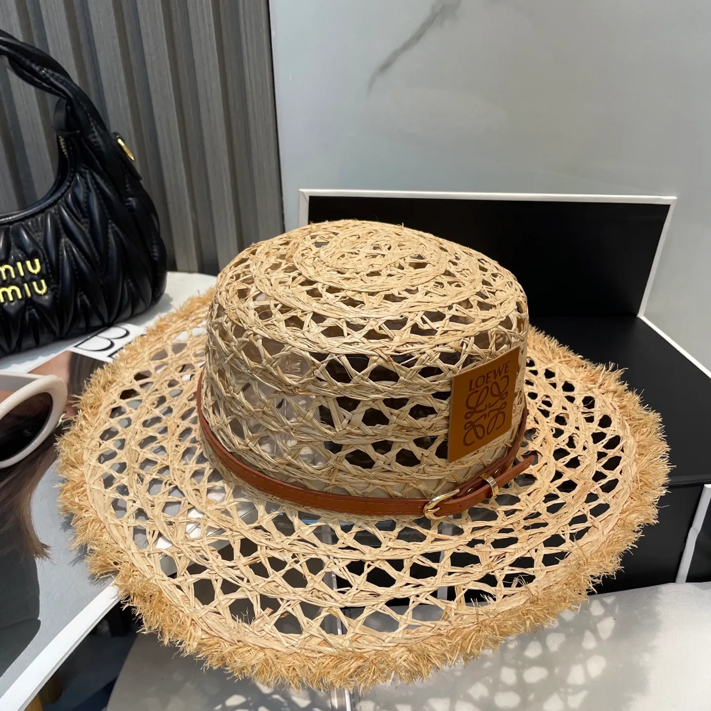 P106 Loewe's new large-brimmed sun protection straw hat is a must-have sun protection item when going out on the street in the hot summer. It is suitable for dating at the beach. It is breathable cotton and can be worn in all seasons.