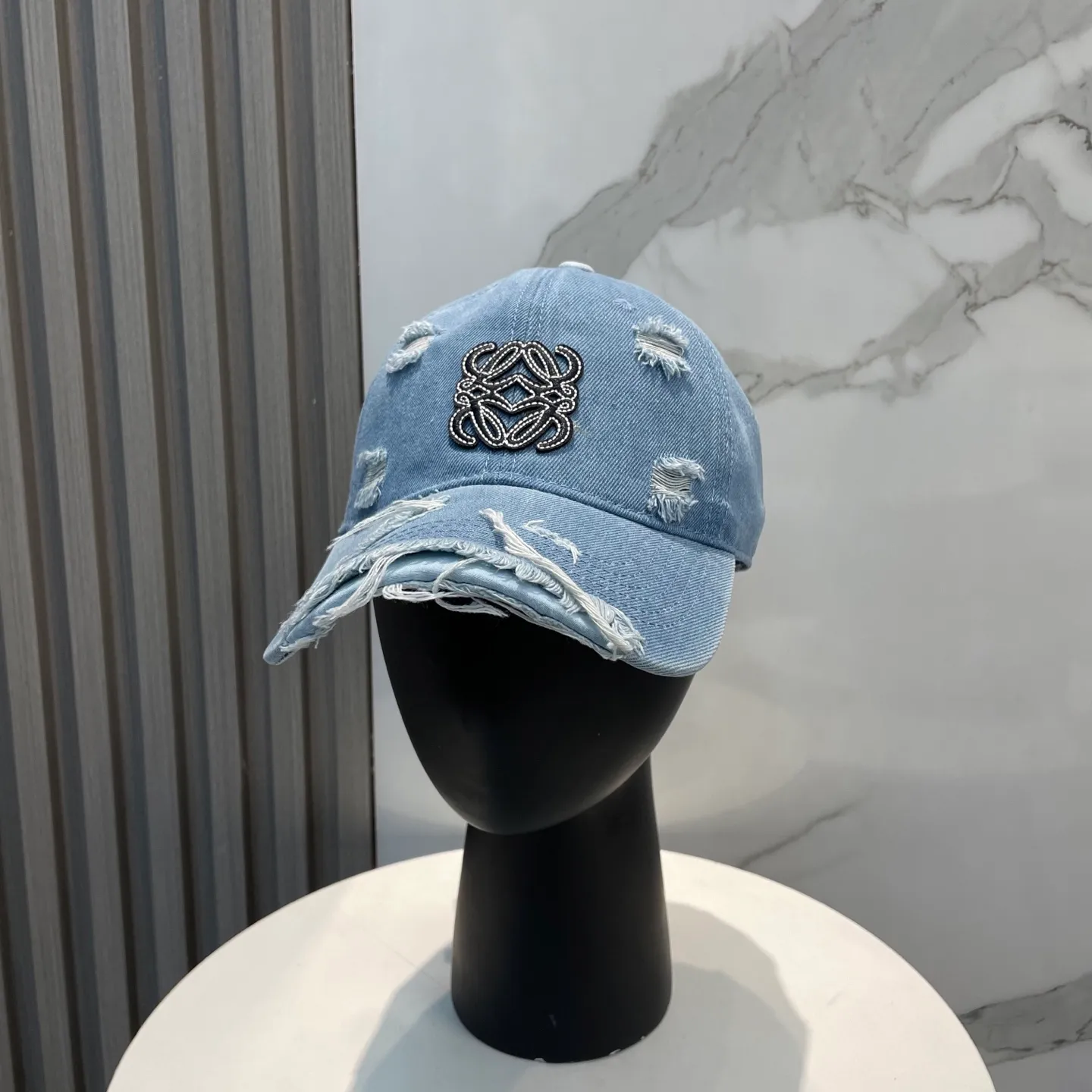 P66 LOEWE's new ripped washed denim baseball cap. Classic LOEWE embroidered logo. Same style for men and women. Versatile and breathable, can be worn in all seasons.