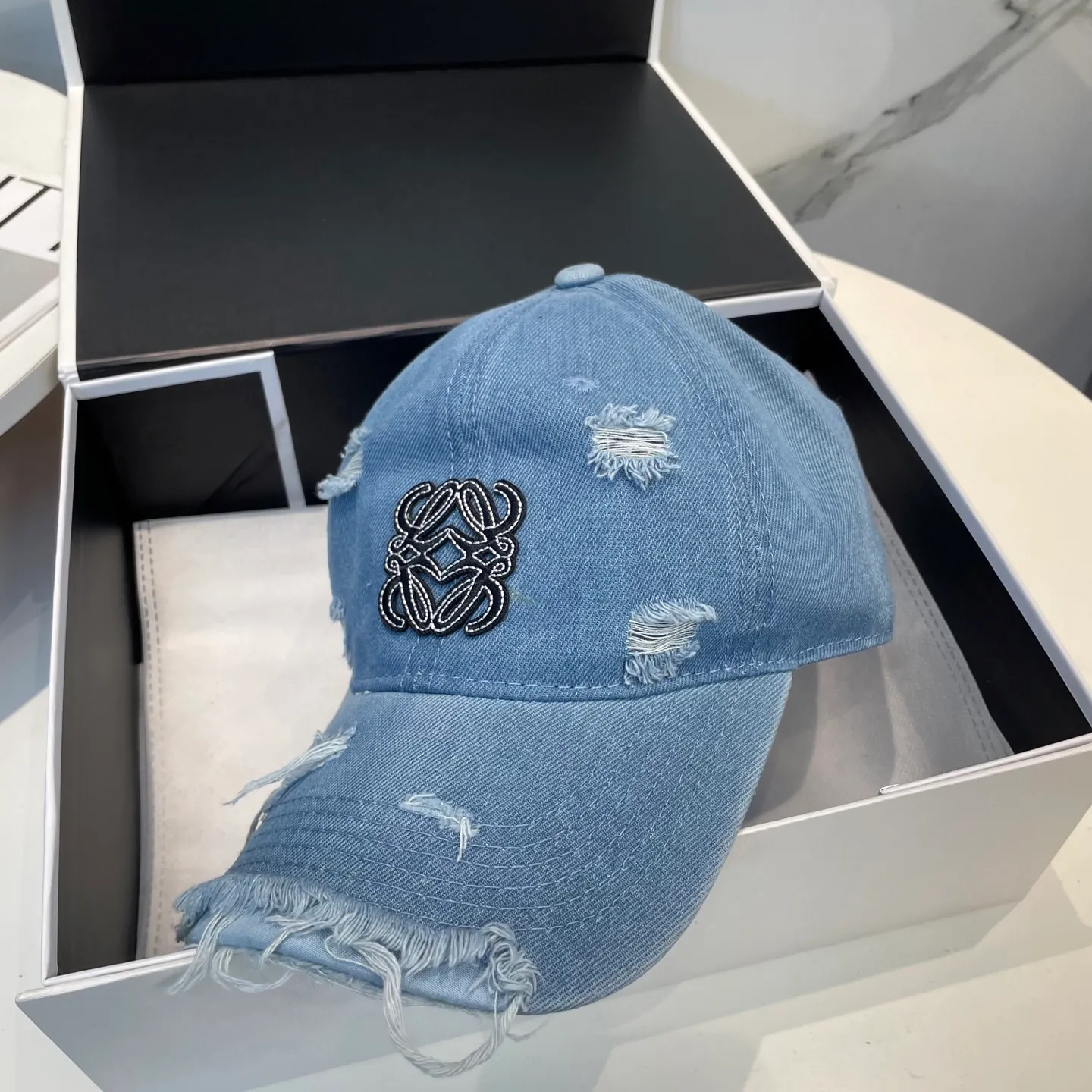 P66 LOEWE's new ripped washed denim baseball cap. Classic LOEWE embroidered logo. Same style for men and women. Versatile and breathable, can be worn in all seasons.