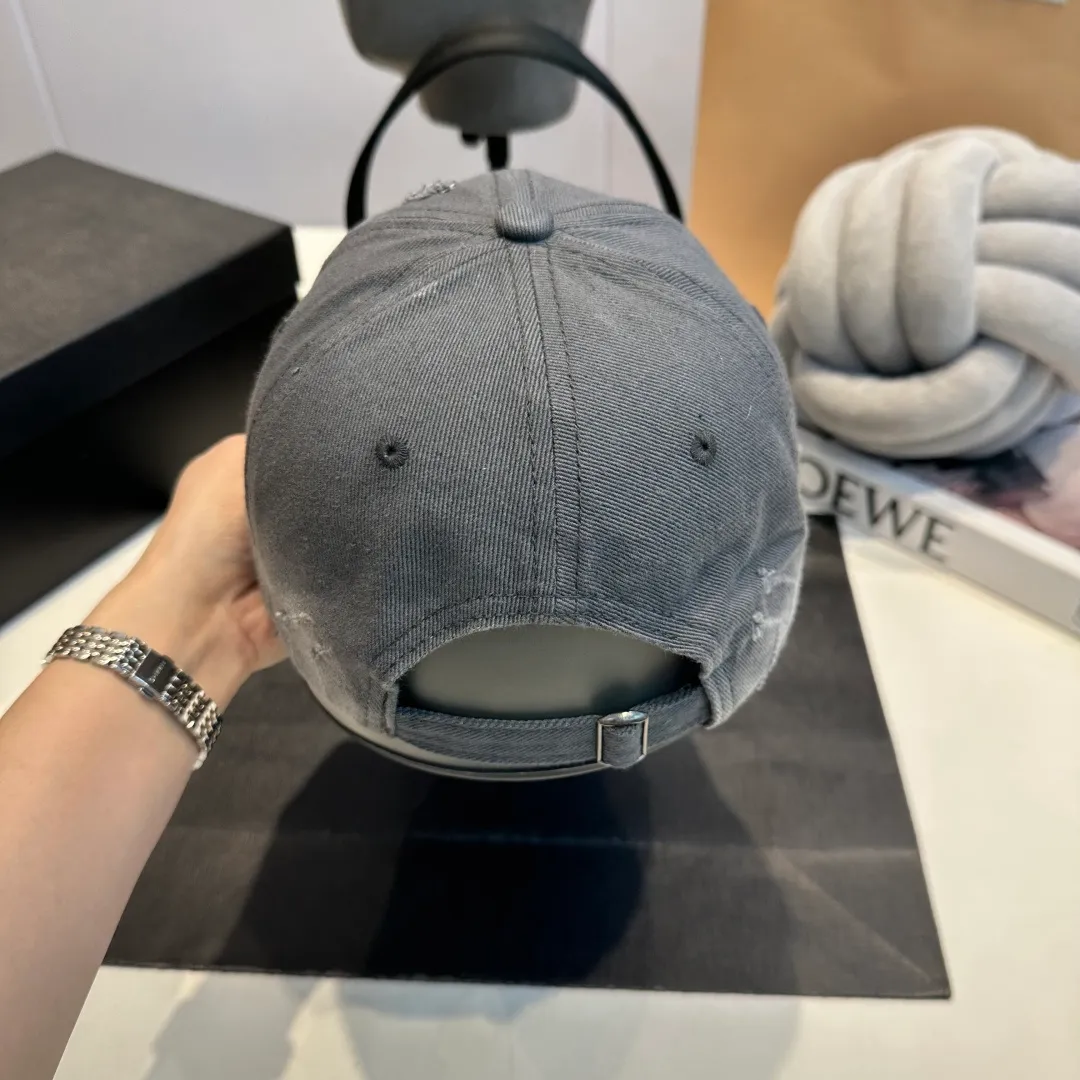 P60 Loewe Loewe's new washed distressed denim baseball cap. Newly launched washed denim series, casual and versatile wardrobe matching tool.