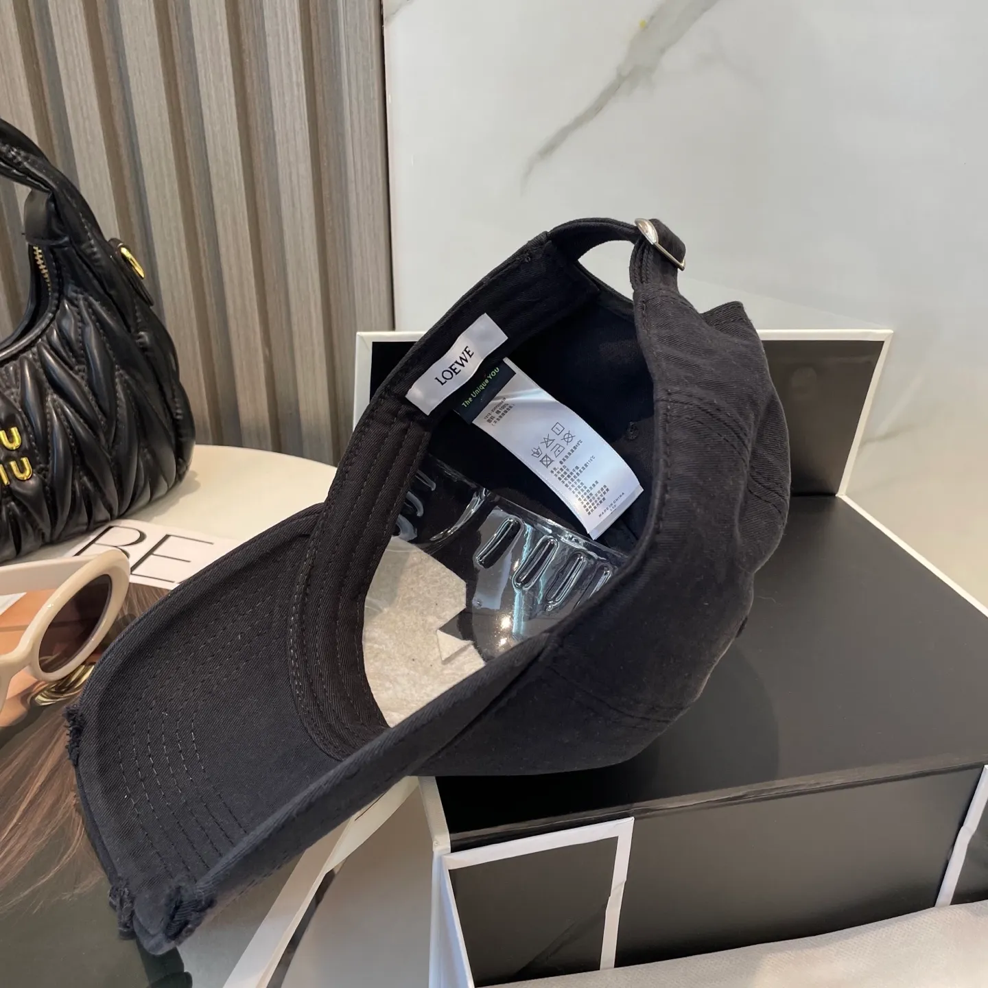 P60 dust bag 👒LOEWE👒LOEWE gradient color new original original design baseball cap🧢Super good texture, standard external line positioning, fine workmanship, simple and elegant, low price and high volume!