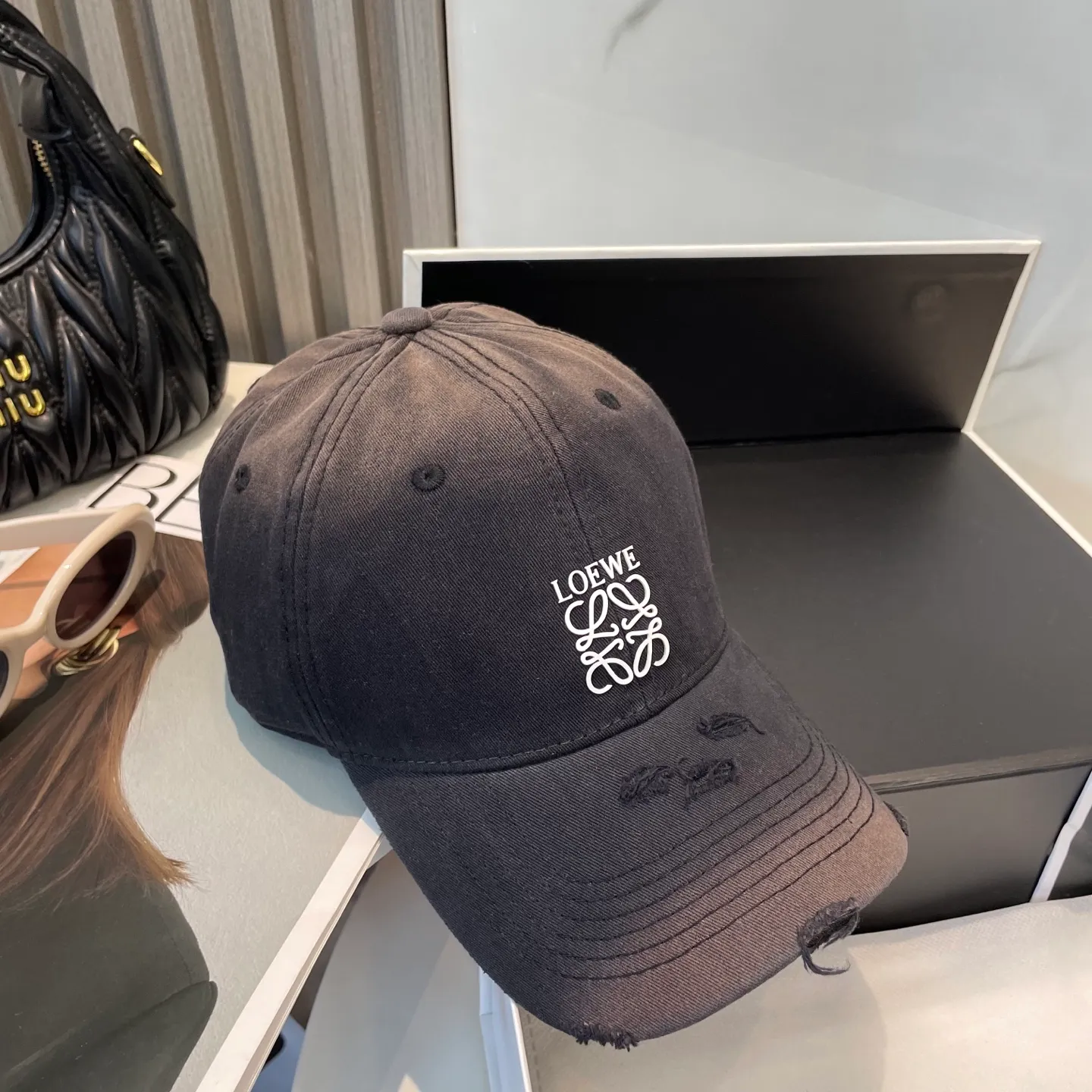 P60 dust bag 👒LOEWE👒LOEWE gradient color new original original design baseball cap🧢Super good texture, standard external line positioning, fine workmanship, simple and elegant, low price and high volume!