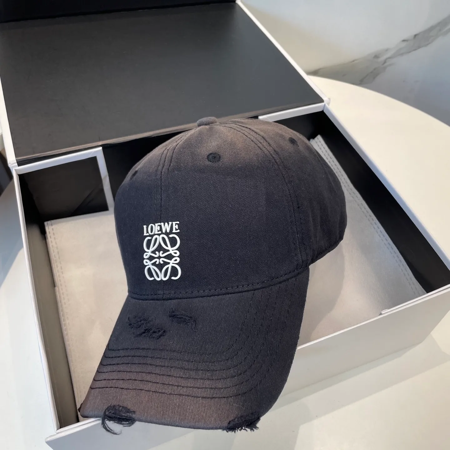 P60 dust bag 👒LOEWE👒LOEWE gradient color new original original design baseball cap🧢Super good texture, standard external line positioning, fine workmanship, simple and elegant, low price and high volume!
