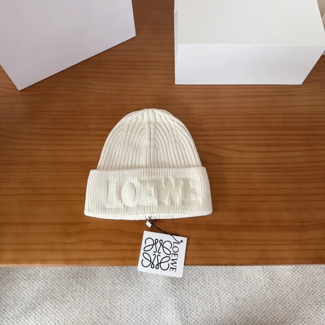 💰60 LOEWE 💠Autumn and winter thick knitted beanie, available in multiple colors to suit all styles, love it❗️ 💟💟Striped thick knitted hat satisfies my fantasy of knitted hats〰️ High-looking ins thick knitted beanie, versatile and loose, showing off your face!
