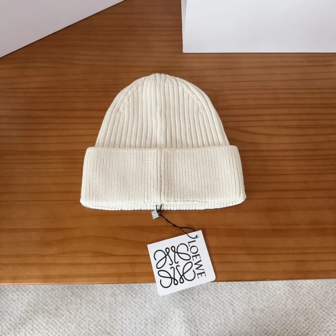 💰60 LOEWE 💠Autumn and winter thick knitted beanie, available in multiple colors to suit all styles, love it❗️ 💟💟Striped thick knitted hat satisfies my fantasy of knitted hats〰️ High-looking ins thick knitted beanie, versatile and loose, showing off your face!
