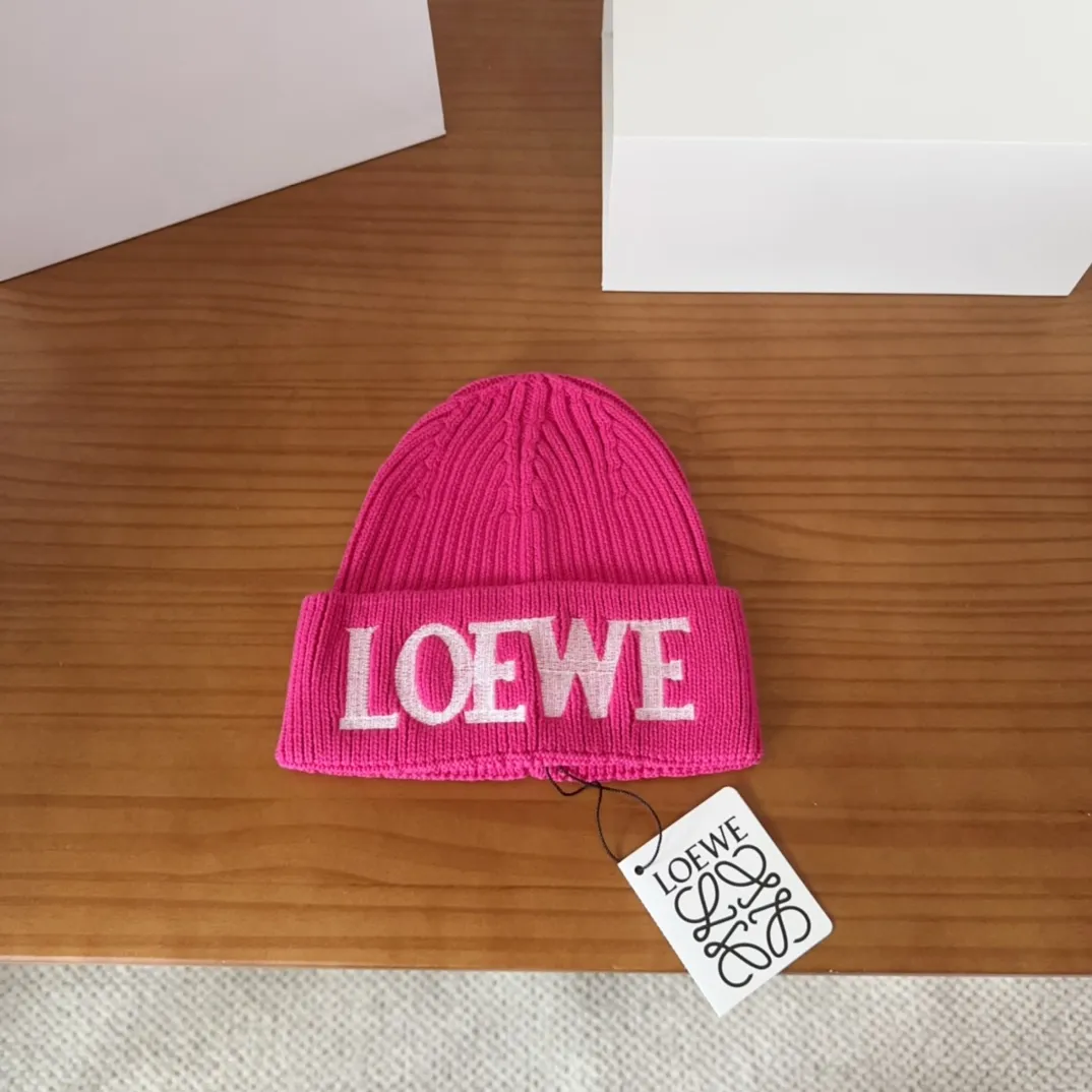 💰60 LOEWE 💠Autumn and winter thick knitted beanie, available in multiple colors to suit all styles, love it❗️ 💟💟Striped thick knitted hat satisfies my fantasy of knitted hats〰️ High-looking ins thick knitted beanie, versatile and loose, showing off your face!