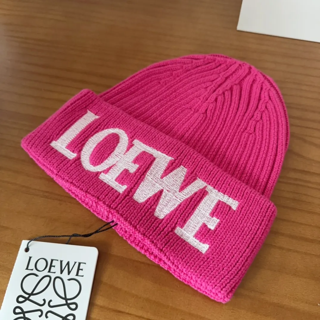 💰60 LOEWE 💠Autumn and winter thick knitted beanie, available in multiple colors to suit all styles, love it❗️ 💟💟Striped thick knitted hat satisfies my fantasy of knitted hats〰️ High-looking ins thick knitted beanie, versatile and loose, showing off your face!