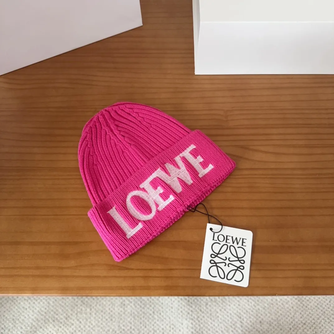 💰60 LOEWE 💠Autumn and winter thick knitted beanie, available in multiple colors to suit all styles, love it❗️ 💟💟Striped thick knitted hat satisfies my fantasy of knitted hats〰️ High-looking ins thick knitted beanie, versatile and loose, showing off your face!
