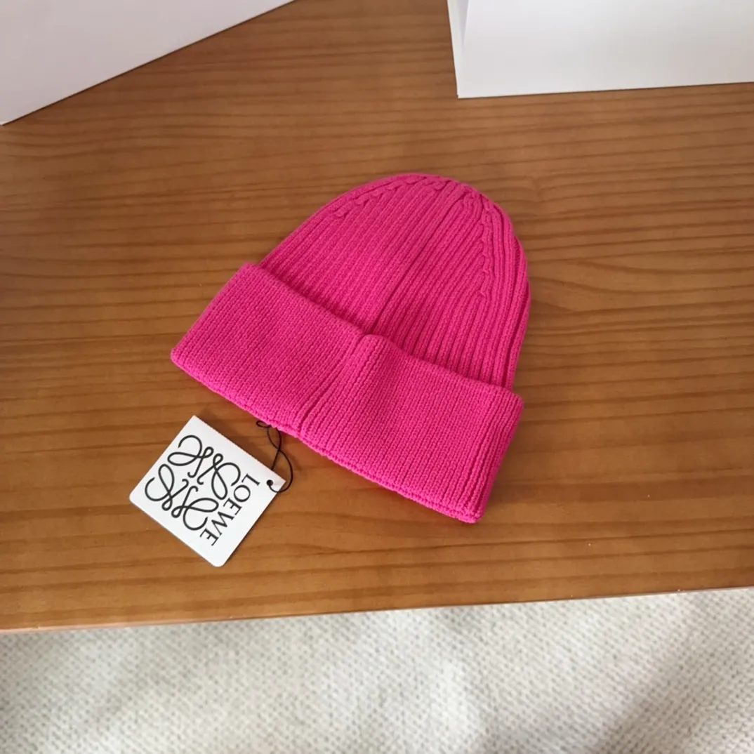 💰60 LOEWE 💠Autumn and winter thick knitted beanie, available in multiple colors to suit all styles, love it❗️ 💟💟Striped thick knitted hat satisfies my fantasy of knitted hats〰️ High-looking ins thick knitted beanie, versatile and loose, showing off your face!