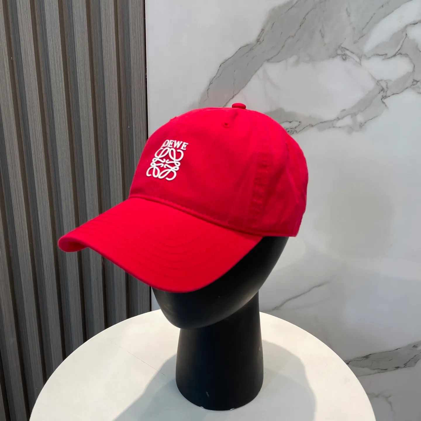 P54 dust bag 👒LOEWE👒LOEWE's new original design baseball cap🧢Super good texture, standard external line positioning, fine workmanship, simple and elegant, low price and high volume!