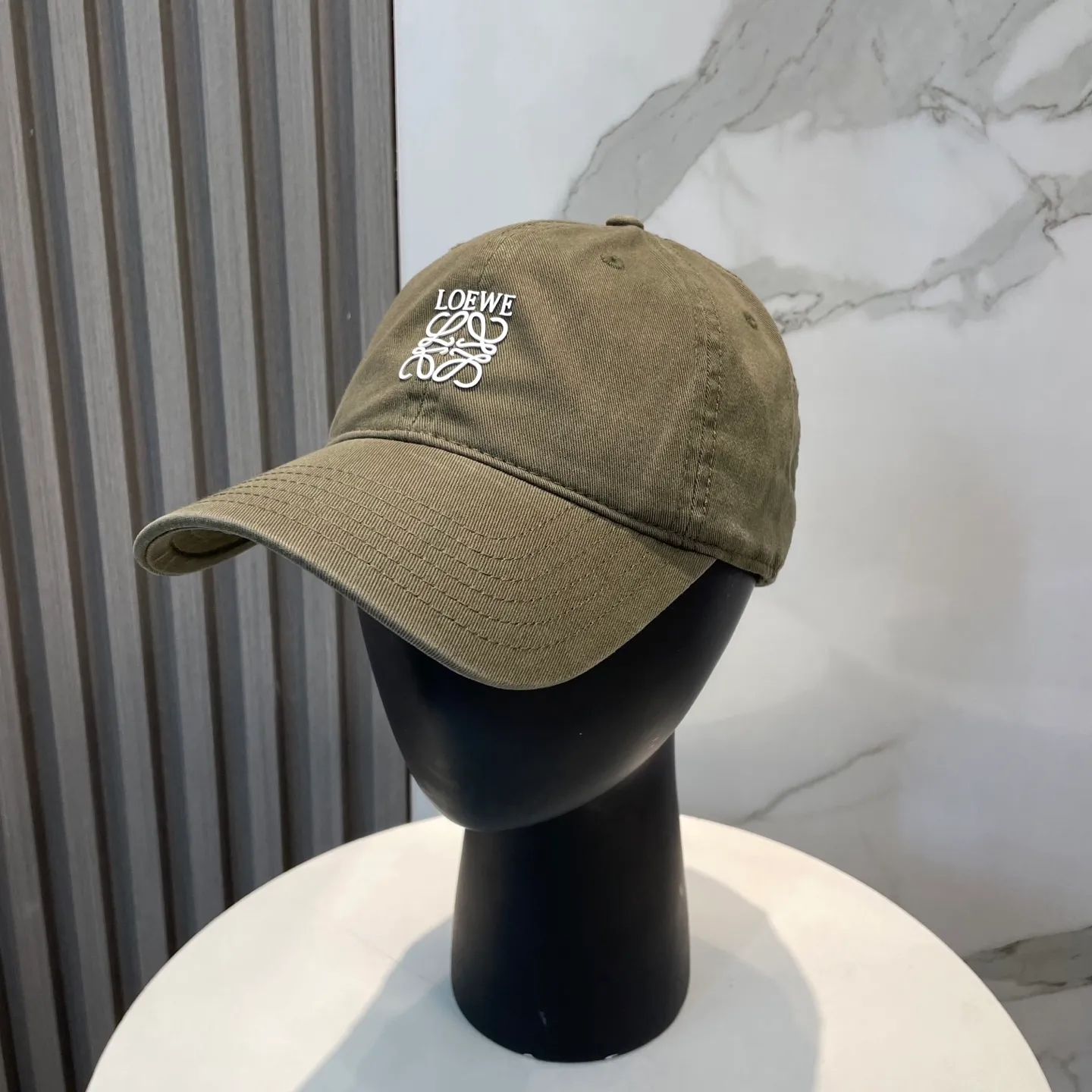 P54 dust bag 👒LOEWE👒LOEWE's new original design baseball cap🧢Super good texture, standard external line positioning, fine workmanship, simple and elegant, low price and high volume!