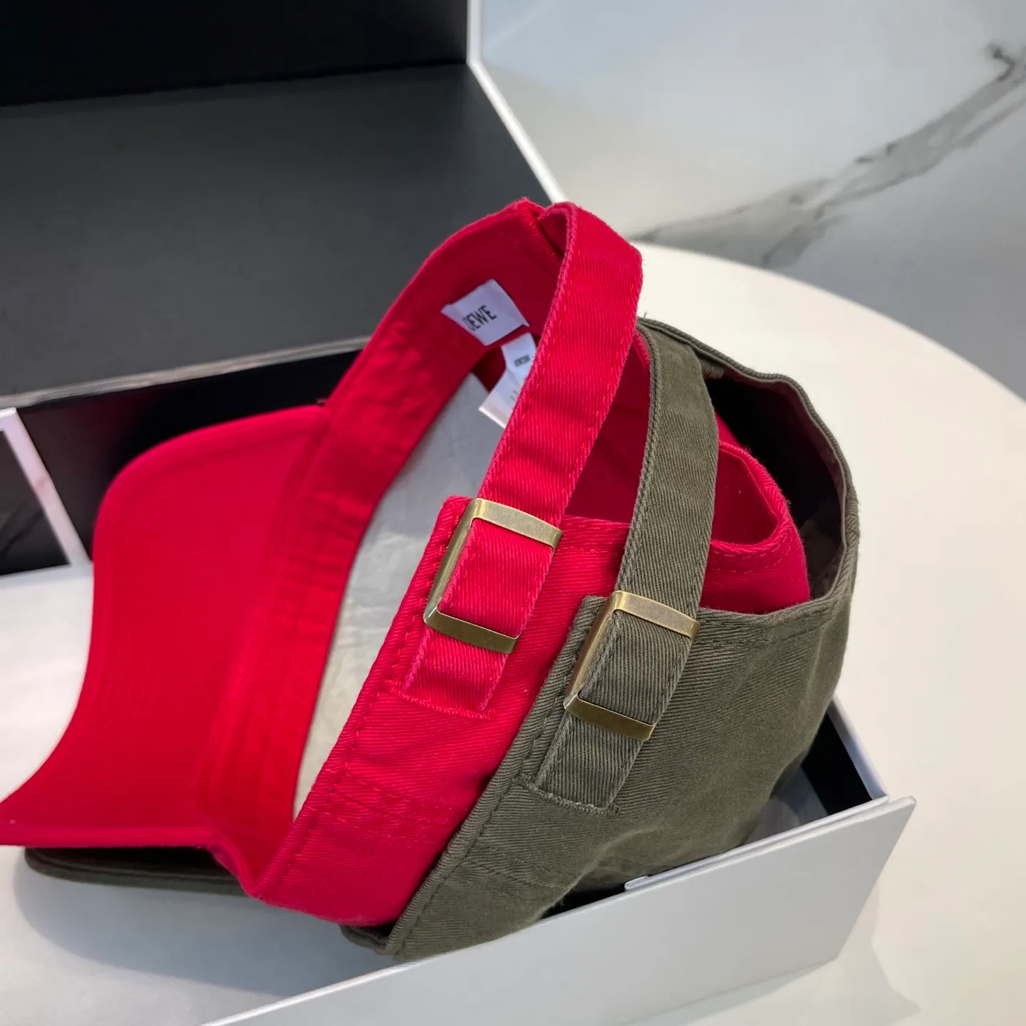 P54 dust bag 👒LOEWE👒LOEWE's new original design baseball cap🧢Super good texture, standard external line positioning, fine workmanship, simple and elegant, low price and high volume!