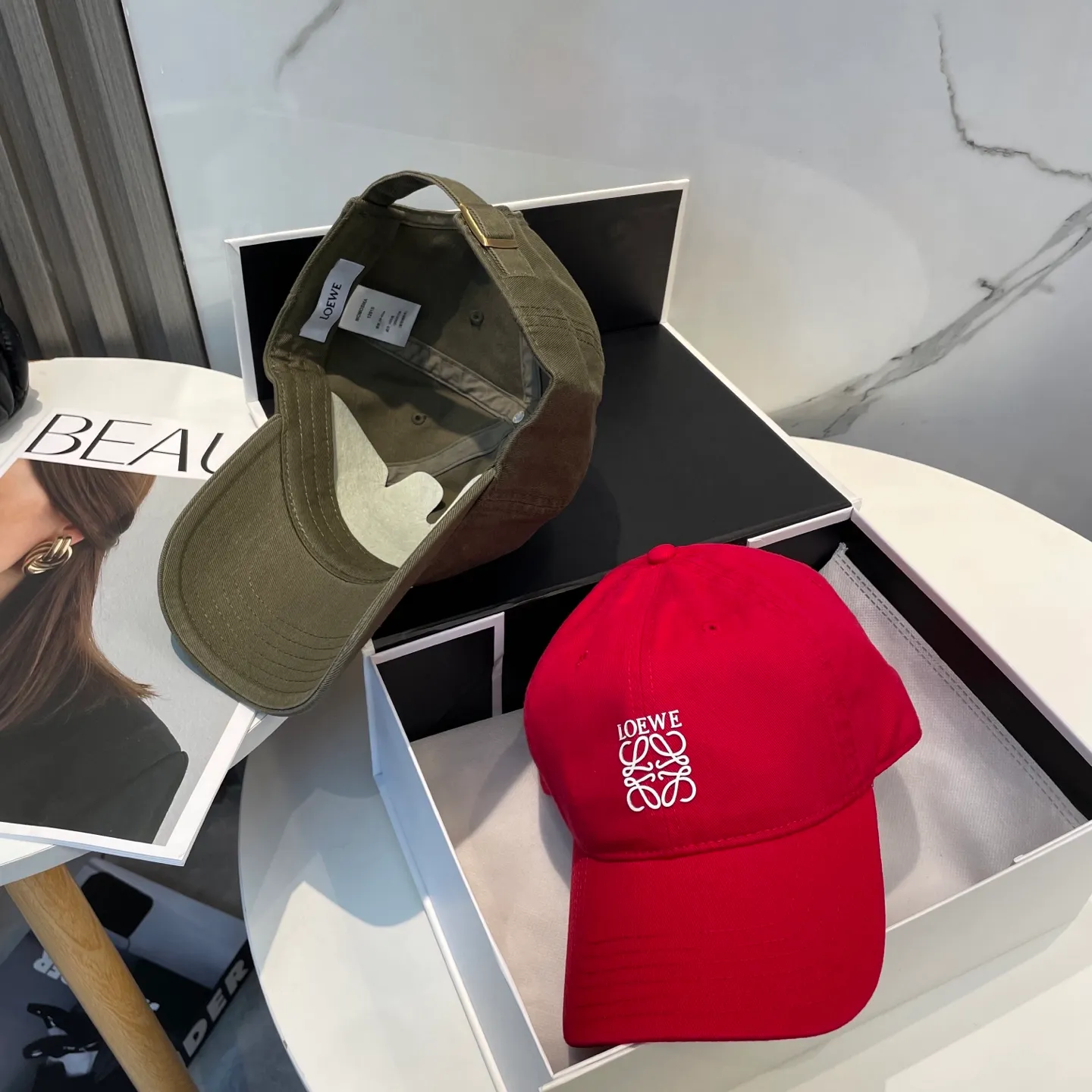 P54 dust bag 👒LOEWE👒LOEWE's new original design baseball cap🧢Super good texture, standard external line positioning, fine workmanship, simple and elegant, low price and high volume!
