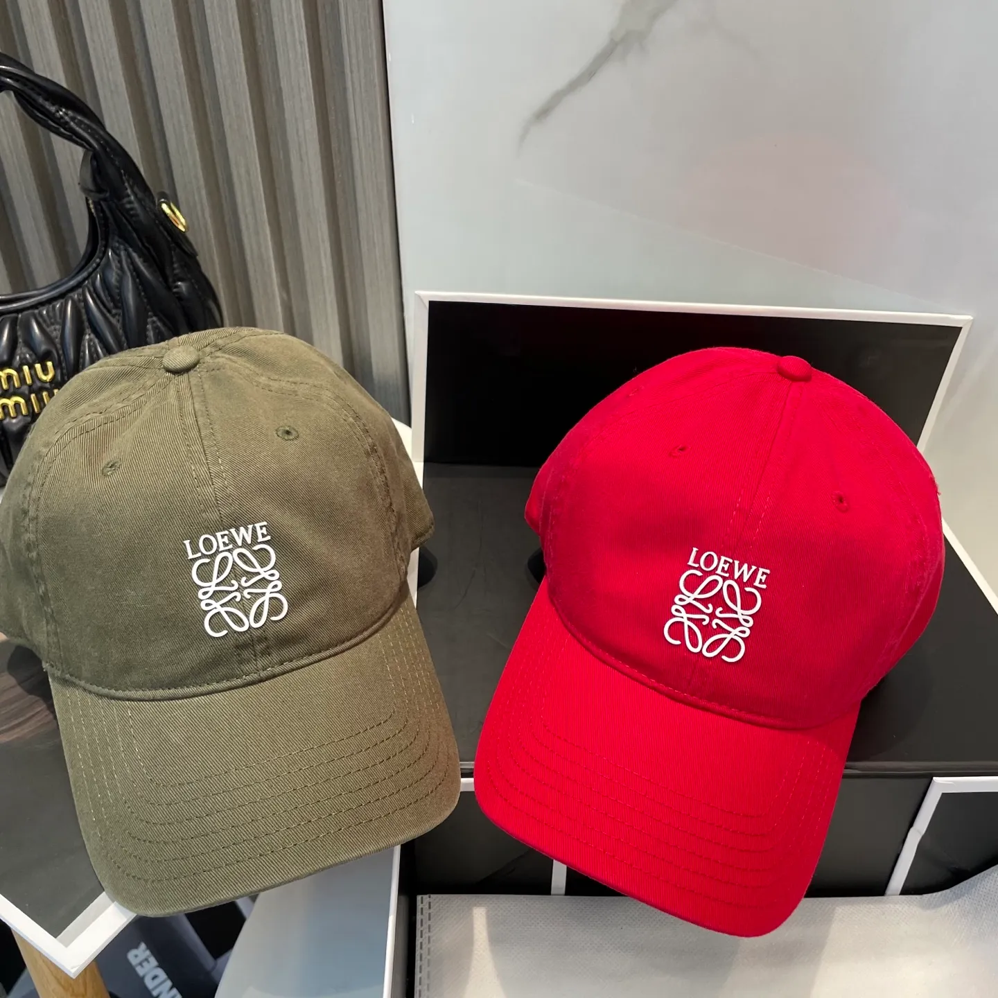 P54 dust bag 👒LOEWE👒LOEWE's new original design baseball cap🧢Super good texture, standard external line positioning, fine workmanship, simple and elegant, low price and high volume!