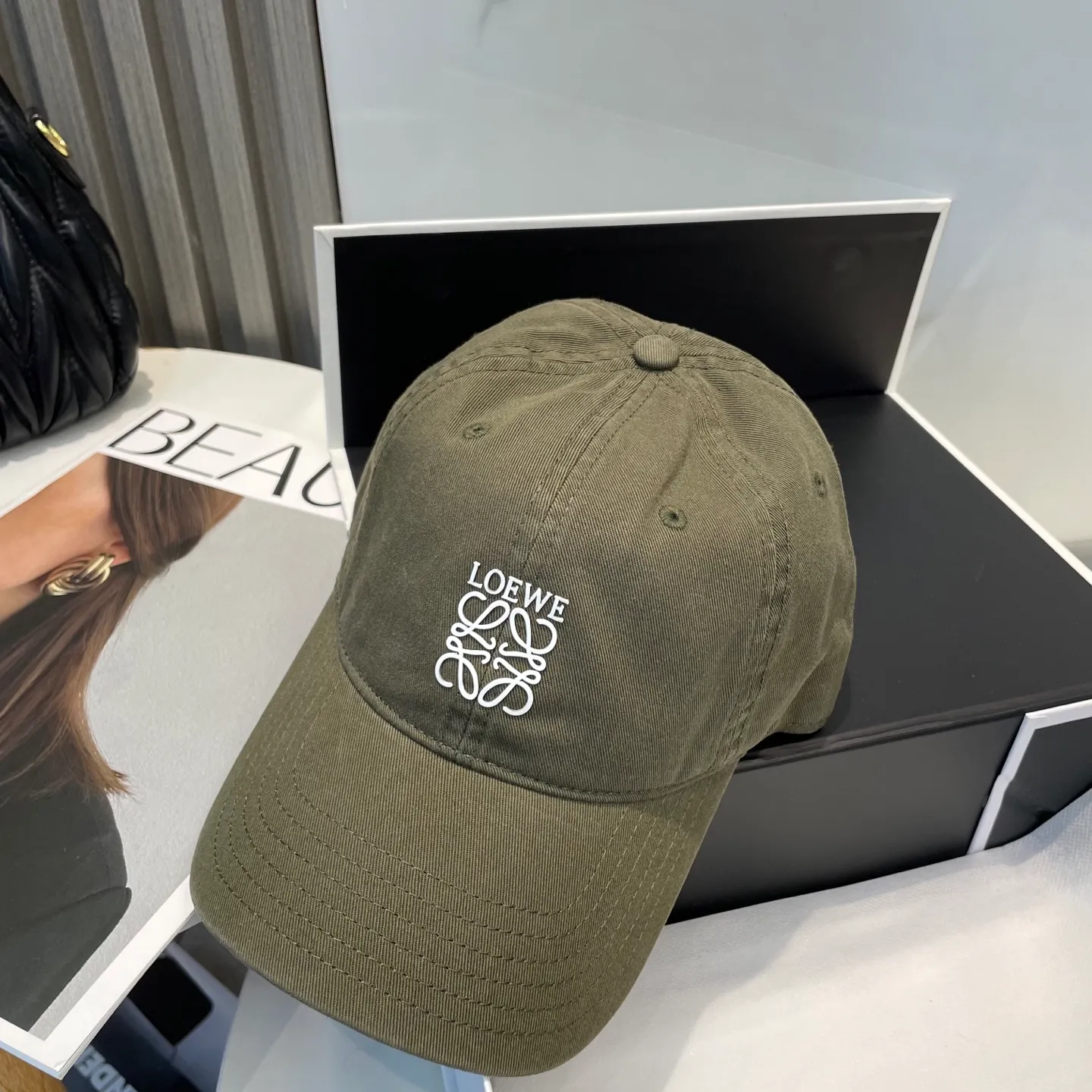 P54 dust bag 👒LOEWE👒LOEWE's new original design baseball cap🧢Super good texture, standard external line positioning, fine workmanship, simple and elegant, low price and high volume!