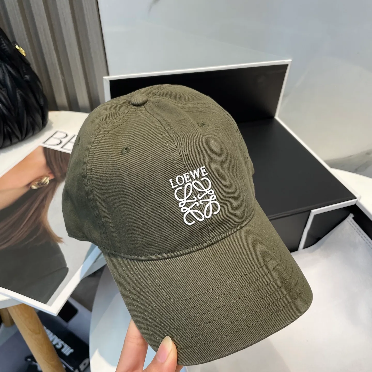 P54 dust bag 👒LOEWE👒LOEWE's new original design baseball cap🧢Super good texture, standard external line positioning, fine workmanship, simple and elegant, low price and high volume!