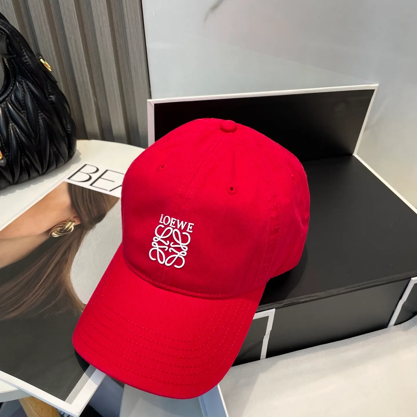P54 dust bag 👒LOEWE👒LOEWE's new original design baseball cap🧢Super good texture, standard external line positioning, fine workmanship, simple and elegant, low price and high volume!