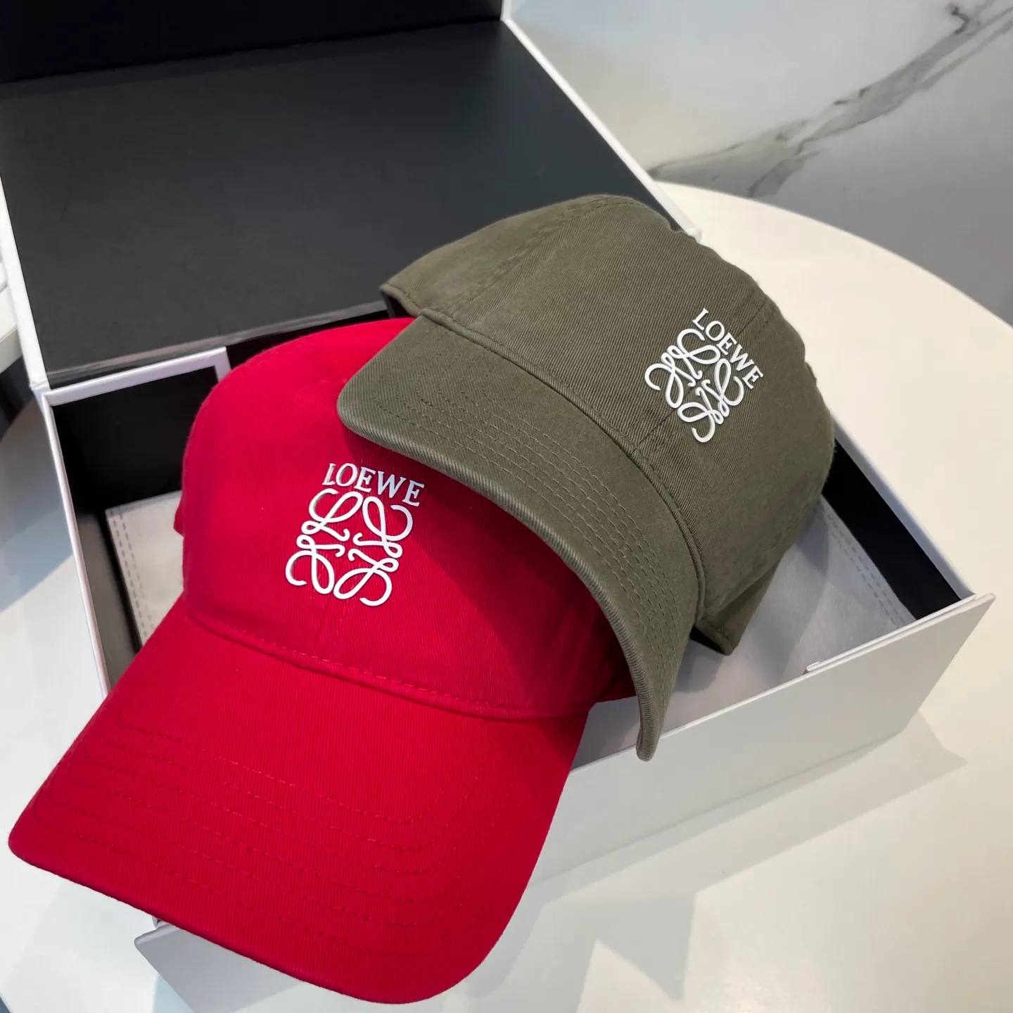 P54 dust bag 👒LOEWE👒LOEWE's new original design baseball cap🧢Super good texture, standard external line positioning, fine workmanship, simple and elegant, low price and high volume!