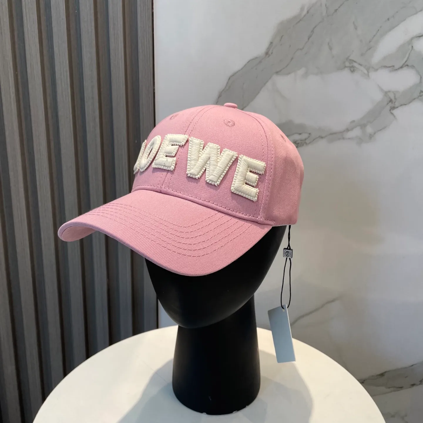 P70 🧢Loewe~New baseball cap🧢, simple embroidered classic logo, super texture👍, exquisite big-name style, a must-have artifact for goddesses, couple style