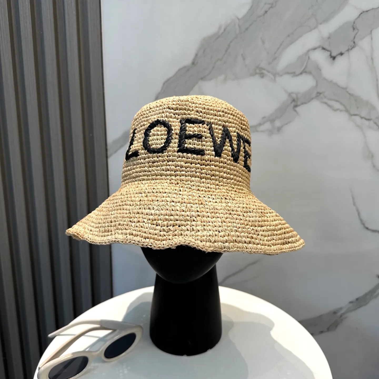 P140 Loewe/Luo Yiwei new spring and summer straw hat🎩【Upgraded version❗️This year's heavy industry upgrade is made of imported fine raffia, woven from it. Those who have bought raffia hats should know that the finer the raffia material, the more expensive the cost. 】Imported raffia straw hat with iconic letter logo design. It is very flattering and makes the V-face smaller in minutes. The shape is very impressive. The weaving texture of this hat is particularly high-end. The texture of the grass is very good. The shape of the hat is super flattering! Delicate but not exaggerated, it’s ok for everyday wear! Every fairy should have it｜It is an absolute fashionable necessity for summer beach vacationers or daily sun protection. Head circumference: 57cm.