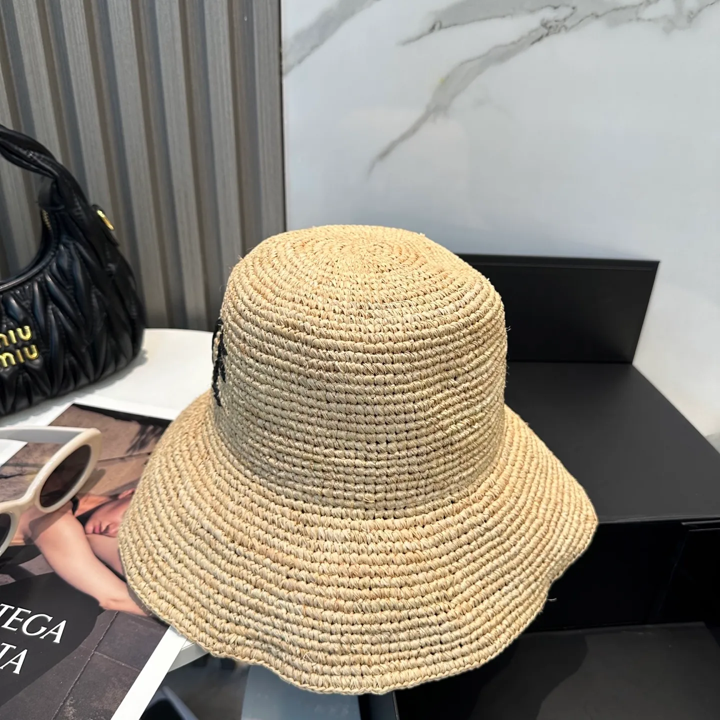 P140 Loewe/Luo Yiwei new spring and summer straw hat🎩【Upgraded version❗️This year's heavy industry upgrade is made of imported fine raffia, woven from it. Those who have bought raffia hats should know that the finer the raffia material, the more expensive the cost. 】Imported raffia straw hat with iconic letter logo design. It is very flattering and makes the V-face smaller in minutes. The shape is very impressive. The weaving texture of this hat is particularly high-end. The texture of the grass is very good. The shape of the hat is super flattering! Delicate but not exaggerated, it’s ok for everyday wear! Every fairy should have it｜It is an absolute fashionable necessity for summer beach vacationers or daily sun protection. Head circumference: 57cm.
