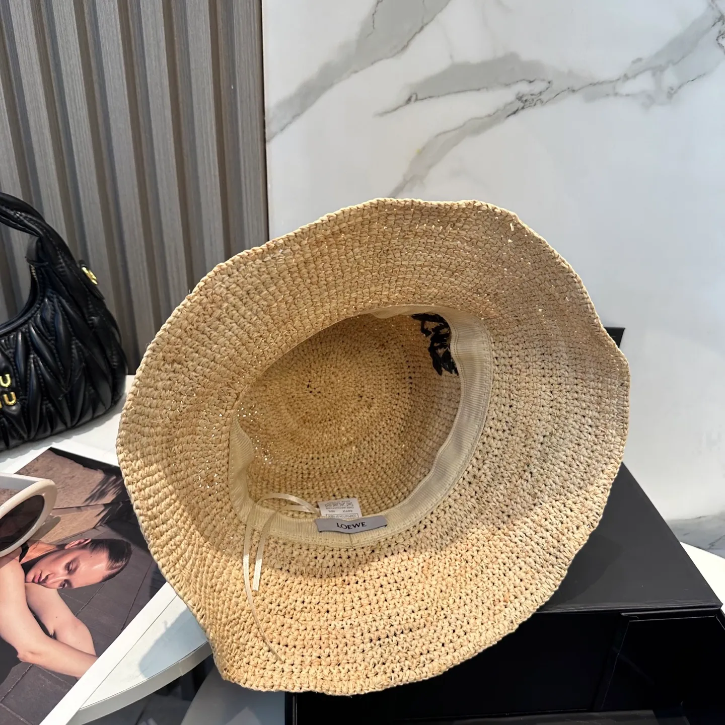 P140 Loewe/Luo Yiwei new spring and summer straw hat🎩【Upgraded version❗️This year's heavy industry upgrade is made of imported fine raffia, woven from it. Those who have bought raffia hats should know that the finer the raffia material, the more expensive the cost. 】Imported raffia straw hat with iconic letter logo design. It is very flattering and makes the V-face smaller in minutes. The shape is very impressive. The weaving texture of this hat is particularly high-end. The texture of the grass is very good. The shape of the hat is super flattering! Delicate but not exaggerated, it’s ok for everyday wear! Every fairy should have it｜It is an absolute fashionable necessity for summer beach vacationers or daily sun protection. Head circumference: 57cm.