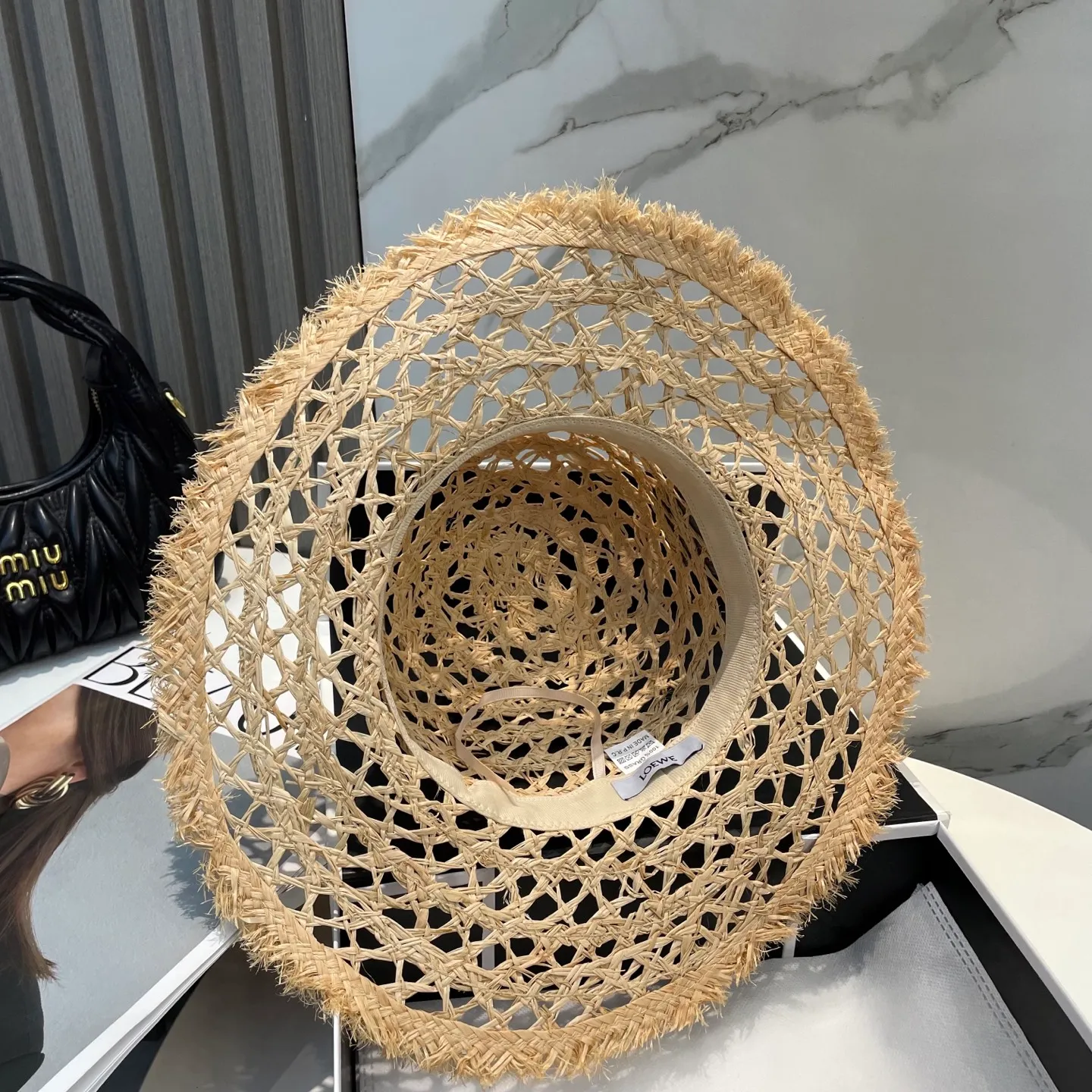 P96 Loewe's new large-brimmed sun protection straw hat is a must-have sun protection item when going out on the street in the hot summer. It is suitable for hanging out at the beach. The breathable cotton can be worn in all seasons.