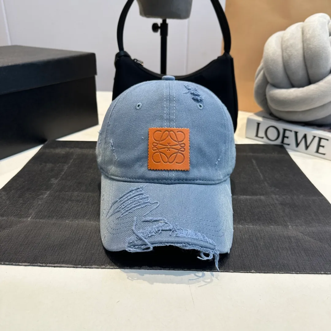 P60 Loewe Loewe's new washed distressed denim baseball cap. Newly launched washed denim series, casual and versatile wardrobe matching tool.
