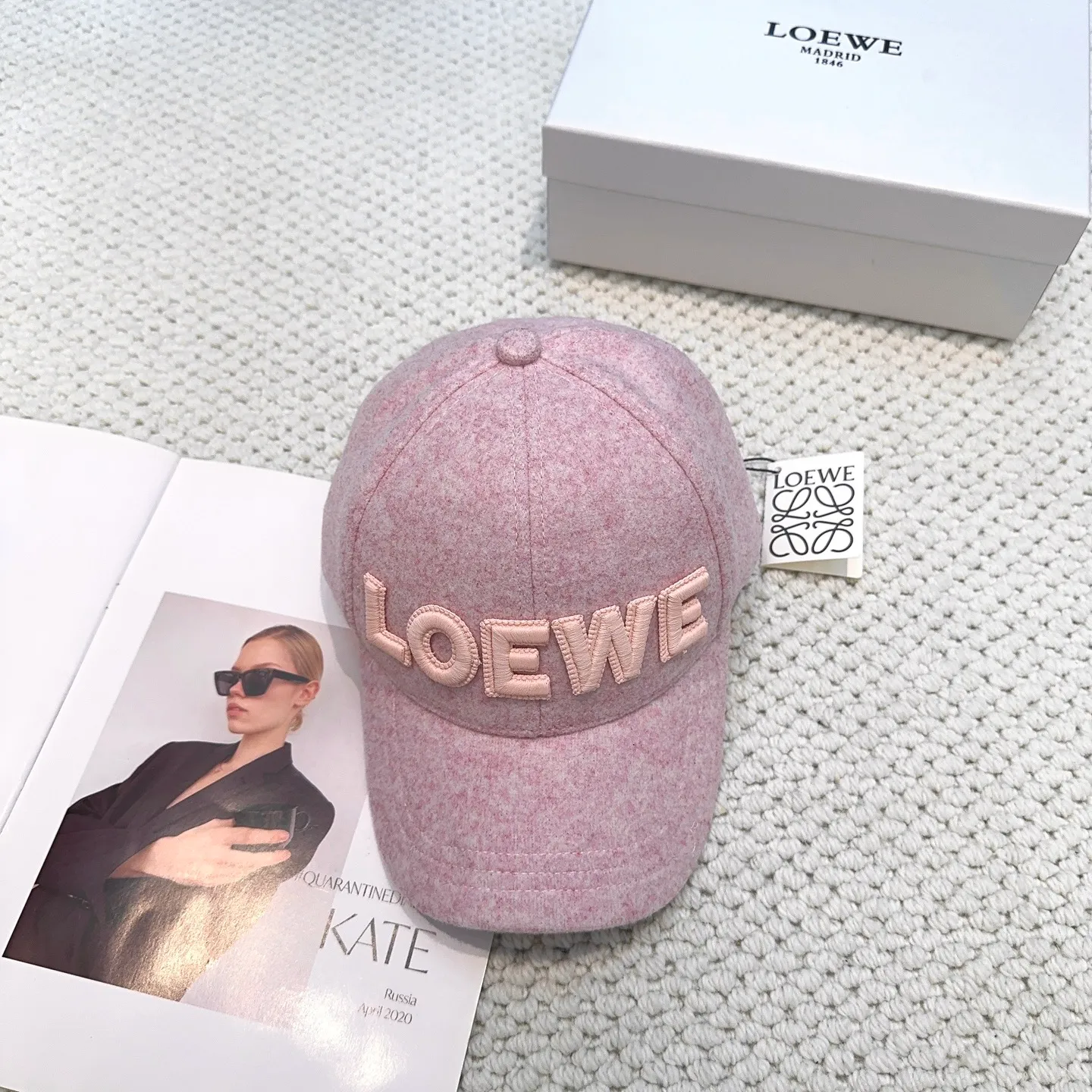 P70 🧢Loewe~New autumn and winter baseball cap🧢, simple embroidered classic logo, super texture👍, exquisite big-name style, a must-have artifact for goddesses, couple style