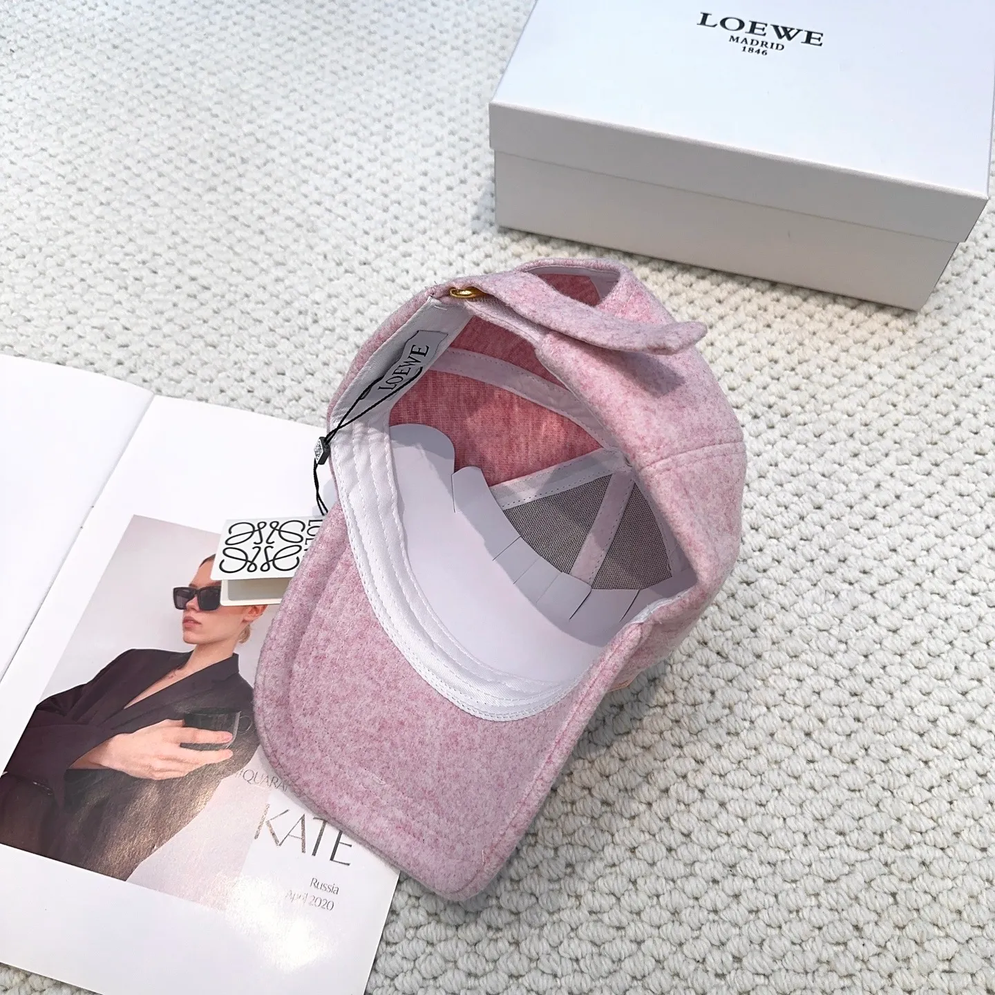 P70 🧢Loewe~New autumn and winter baseball cap🧢, simple embroidered classic logo, super texture👍, exquisite big-name style, a must-have artifact for goddesses, couple style