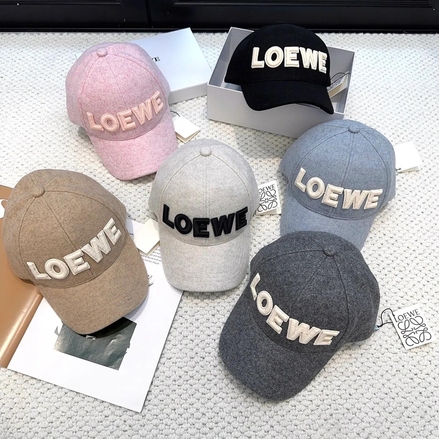 P70 🧢Loewe~New autumn and winter baseball cap🧢, simple embroidered classic logo, super texture👍, exquisite big-name style, a must-have artifact for goddesses, couple style