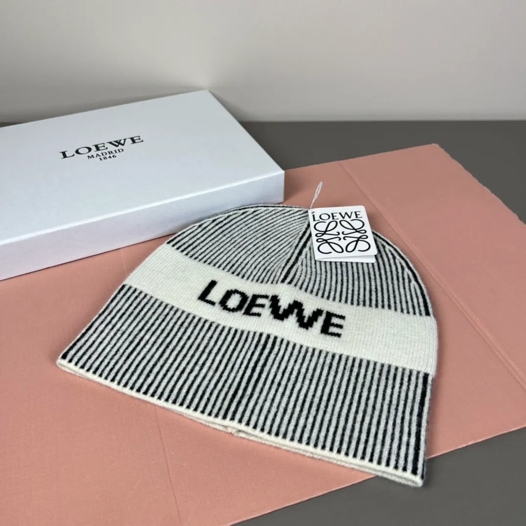 44💰 Classic knitted hat from loewe official website! Xiaohongshu’s hottest selling item! Dress well! The same style for men and women, thicker and warmer, fashionable and popular 🌸First-class quality, the best brand for warmth in autumn and winter, order now, limited edition