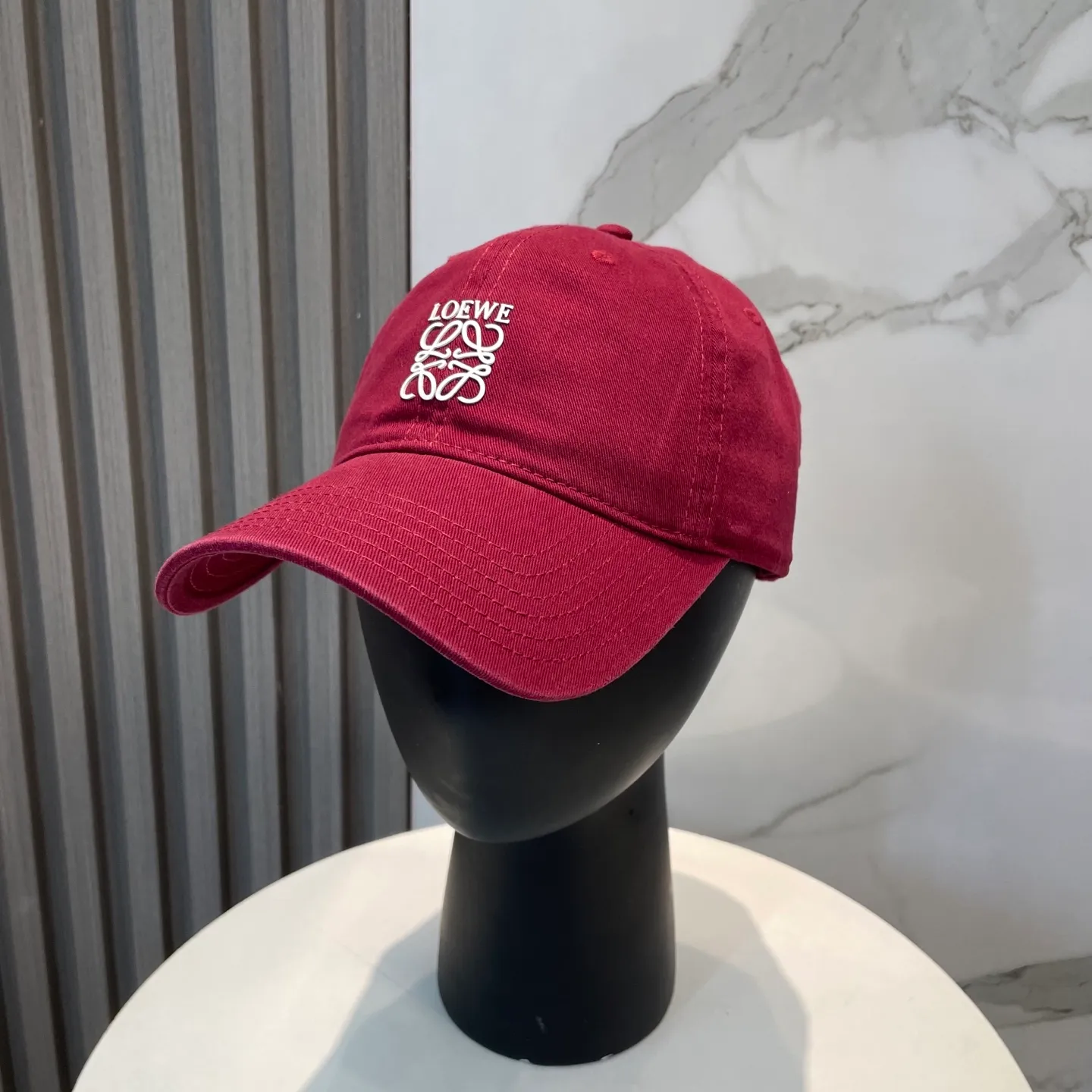 P54 dust bag 👒LOEWE👒LOEWE's new original design baseball cap🧢Super good texture, standard external line positioning, fine workmanship, simple and elegant, low price and high volume!