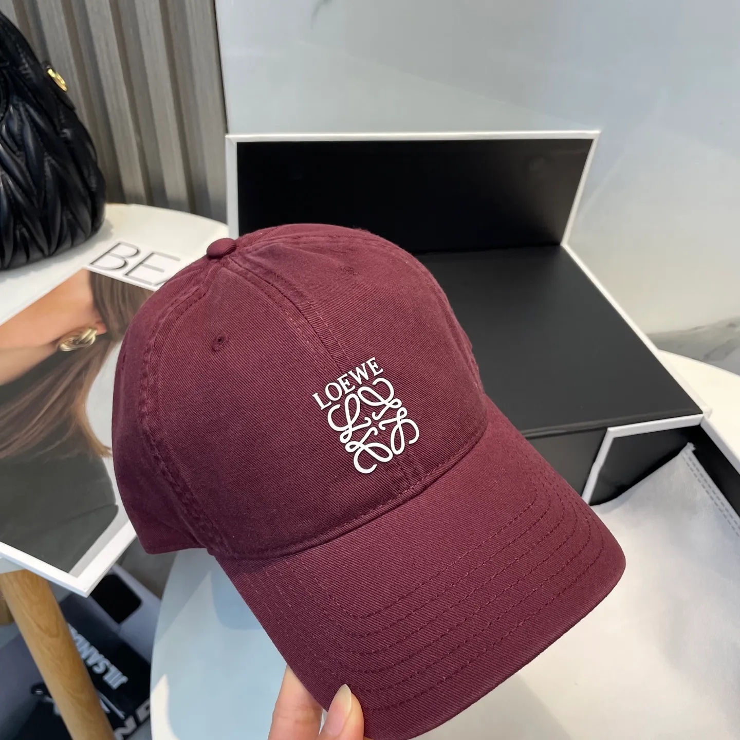 P54 dust bag 👒LOEWE👒LOEWE's new original design baseball cap🧢Super good texture, standard external line positioning, fine workmanship, simple and elegant, low price and high volume!