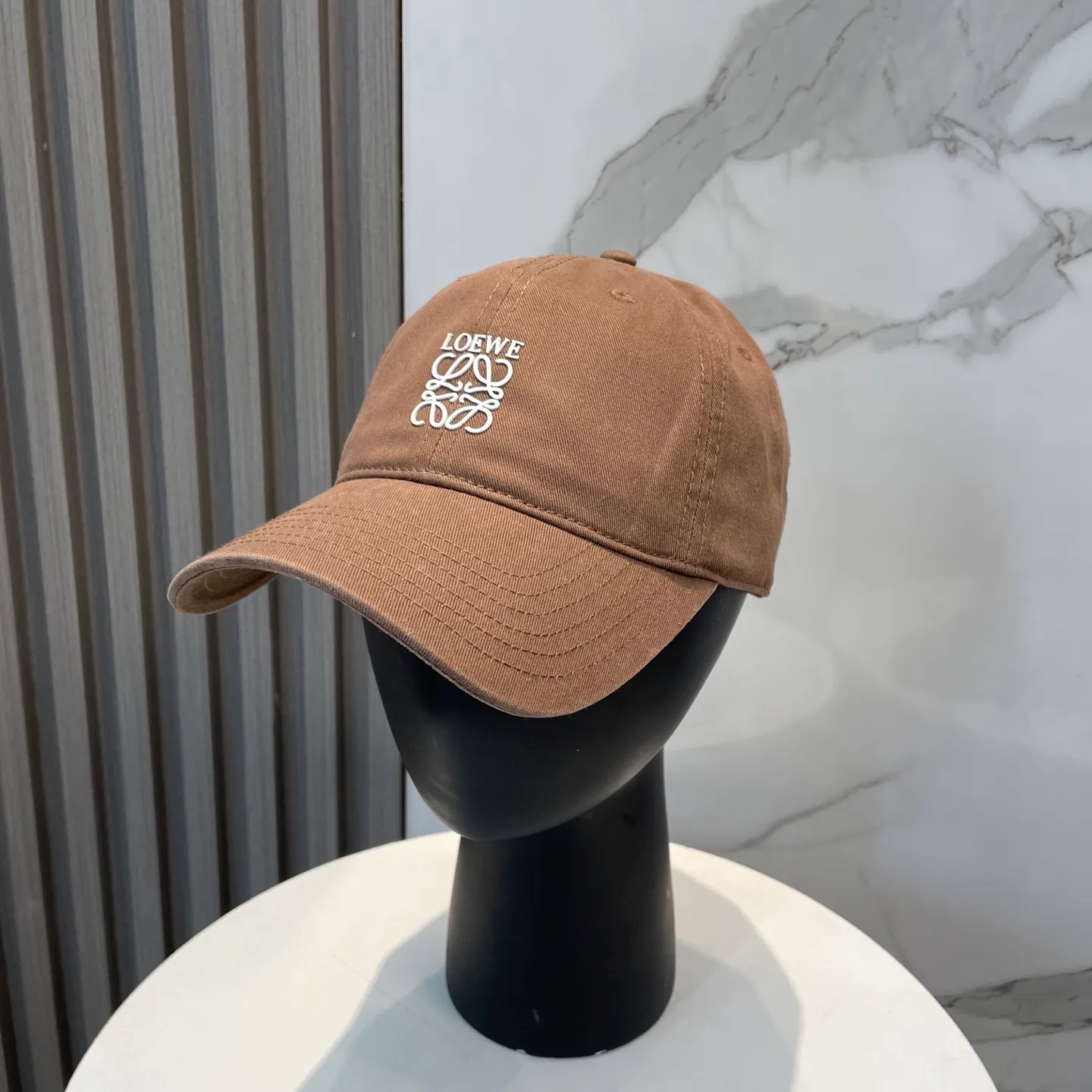 P54 dust bag 👒LOEWE👒LOEWE's new original design baseball cap🧢Super good texture, standard external line positioning, fine workmanship, simple and elegant, low price and high volume!