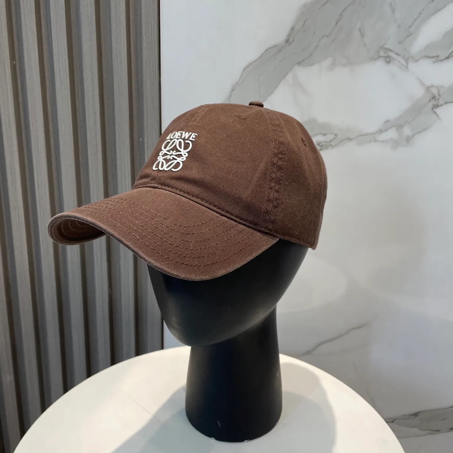 P54 dust bag 👒LOEWE👒LOEWE's new original design baseball cap🧢Super good texture, standard external line positioning, fine workmanship, simple and elegant, low price and high volume!