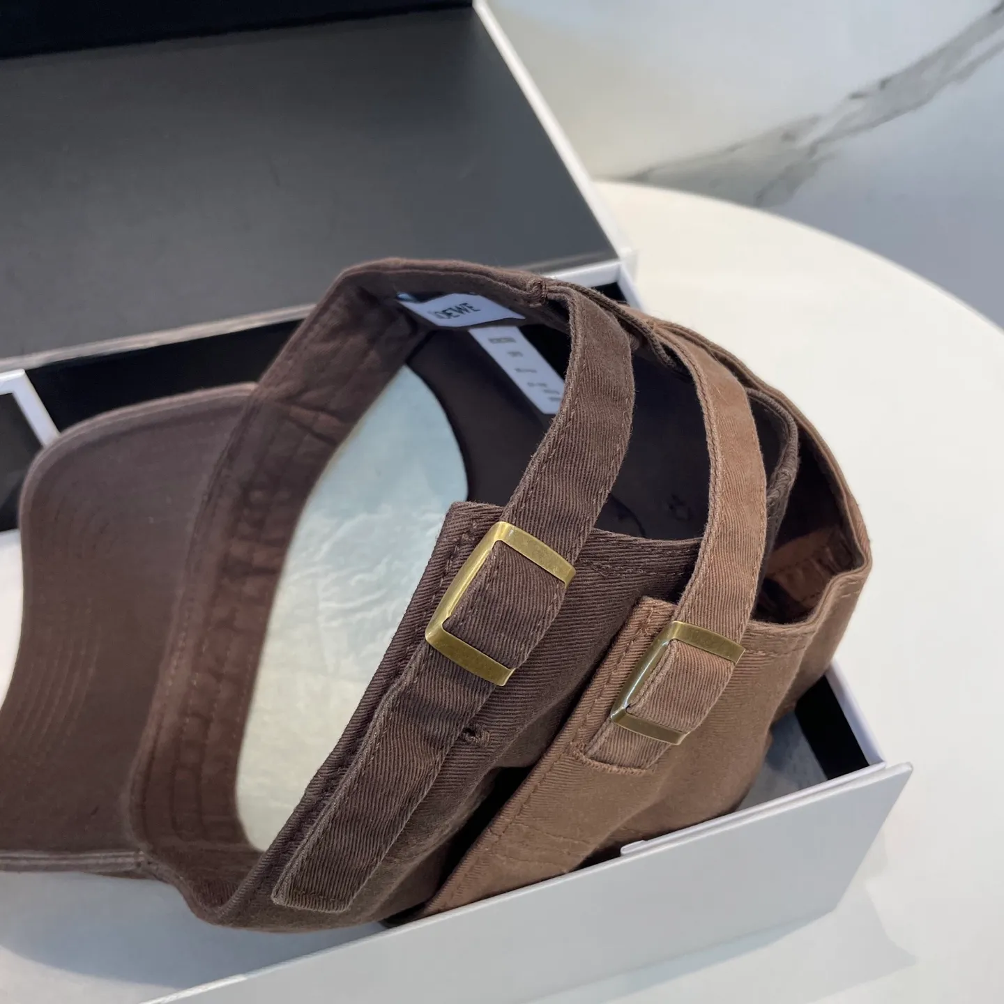 P54 dust bag 👒LOEWE👒LOEWE's new original design baseball cap🧢Super good texture, standard external line positioning, fine workmanship, simple and elegant, low price and high volume!