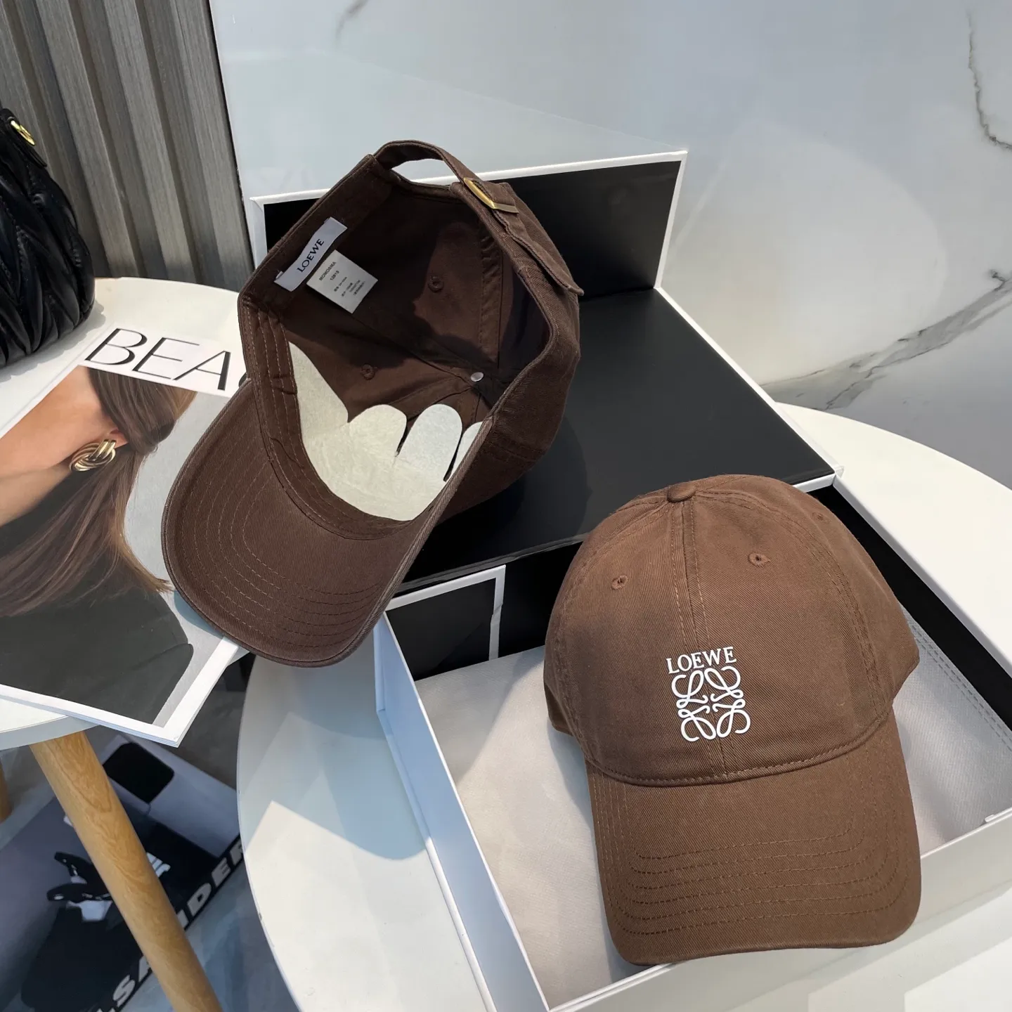 P54 dust bag 👒LOEWE👒LOEWE's new original design baseball cap🧢Super good texture, standard external line positioning, fine workmanship, simple and elegant, low price and high volume!