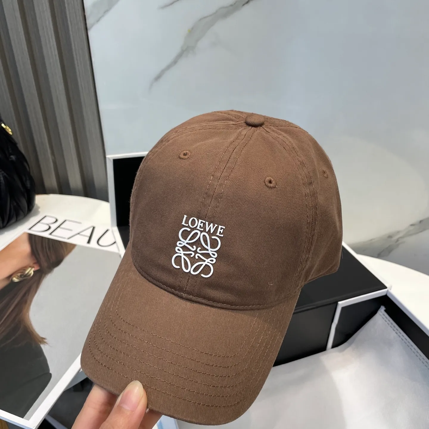 P54 dust bag 👒LOEWE👒LOEWE's new original design baseball cap🧢Super good texture, standard external line positioning, fine workmanship, simple and elegant, low price and high volume!