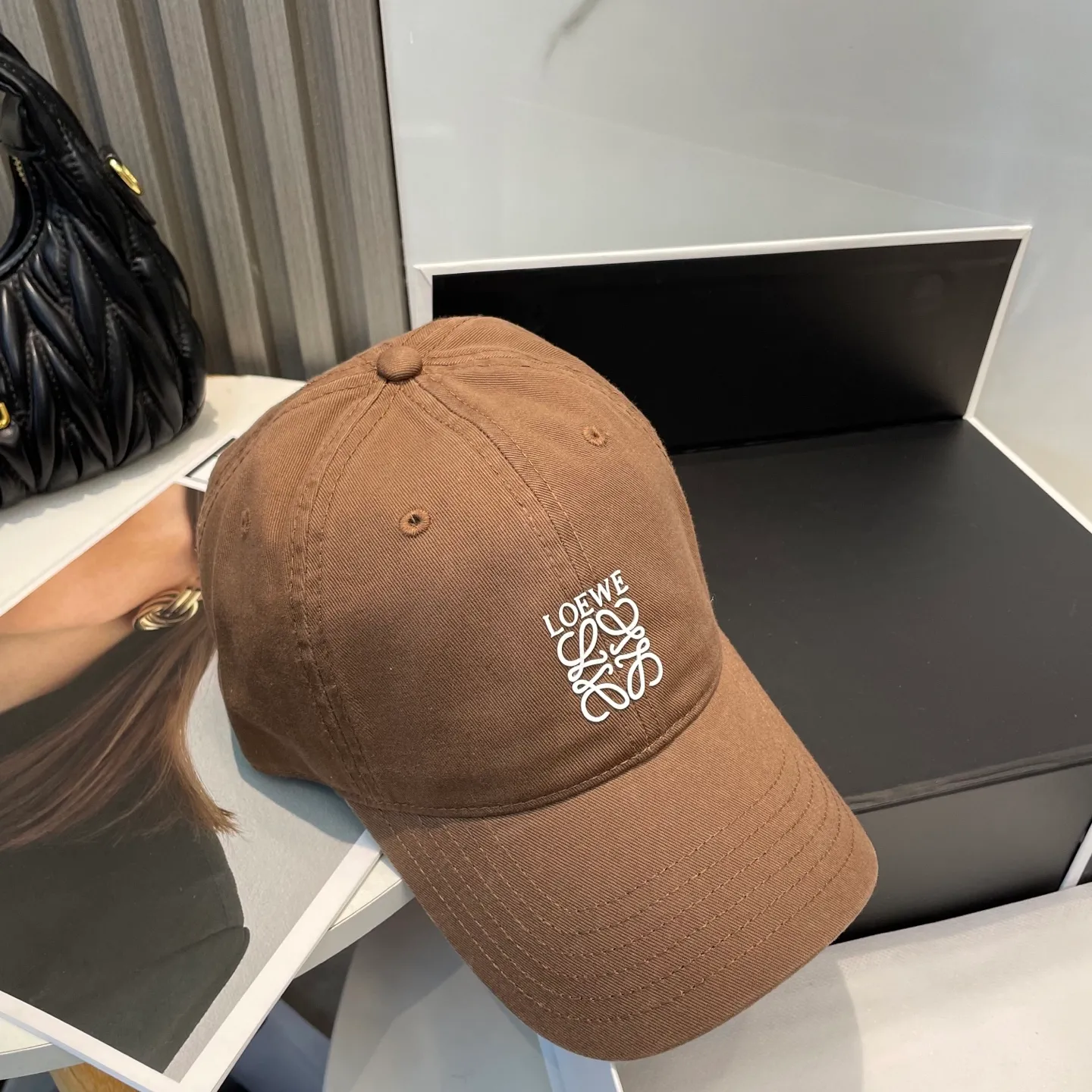 P54 dust bag 👒LOEWE👒LOEWE's new original design baseball cap🧢Super good texture, standard external line positioning, fine workmanship, simple and elegant, low price and high volume!