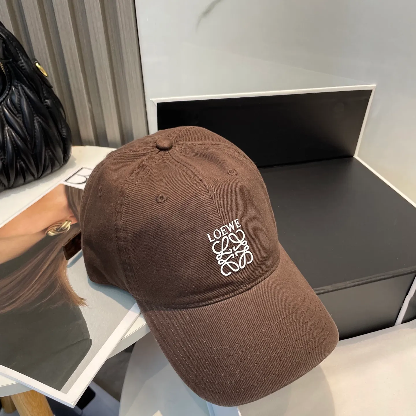 P54 dust bag 👒LOEWE👒LOEWE's new original design baseball cap🧢Super good texture, standard external line positioning, fine workmanship, simple and elegant, low price and high volume!