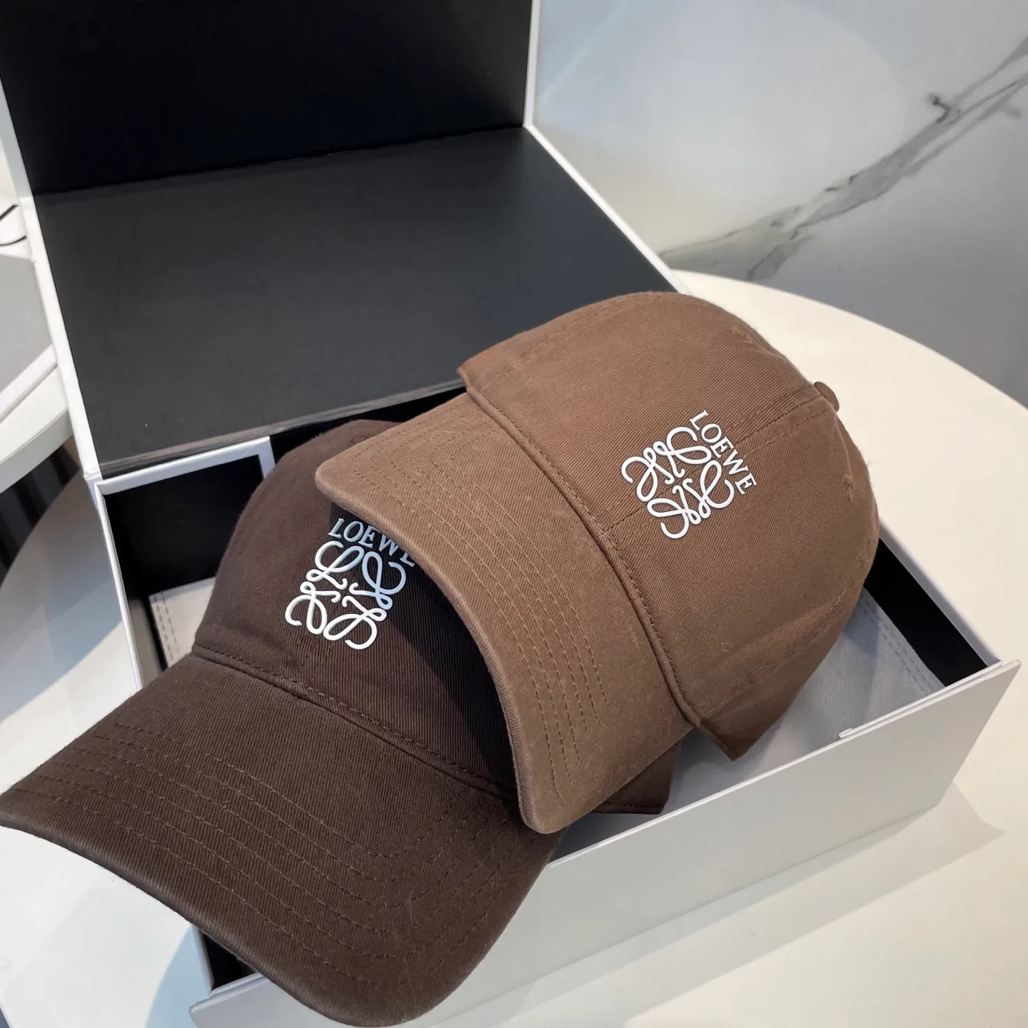 P54 dust bag 👒LOEWE👒LOEWE's new original design baseball cap🧢Super good texture, standard external line positioning, fine workmanship, simple and elegant, low price and high volume!