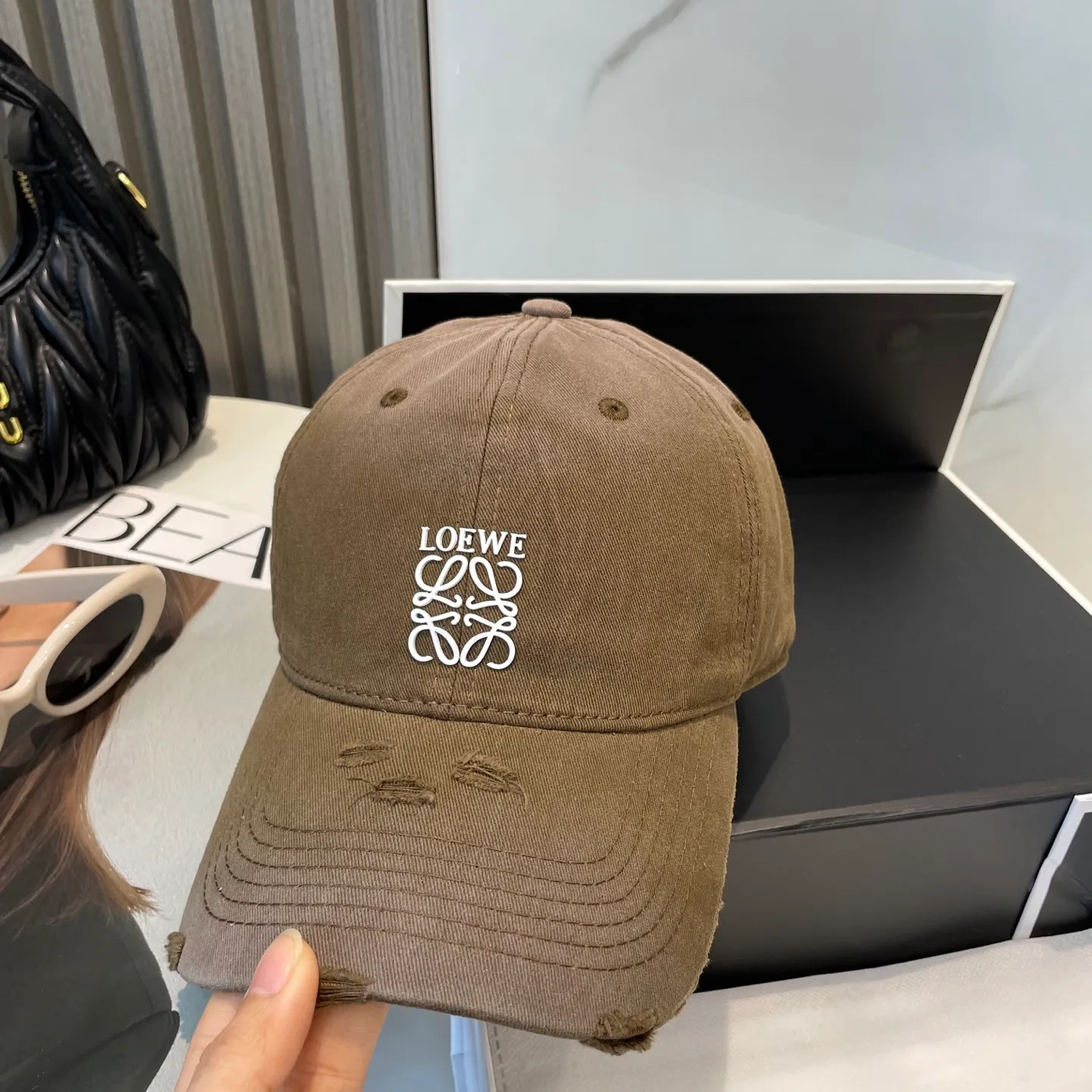 P60 dust bag 👒LOEWE👒LOEWE gradient color new original original design baseball cap🧢Super good texture, standard external line positioning, fine workmanship, simple and elegant, low price and high volume!