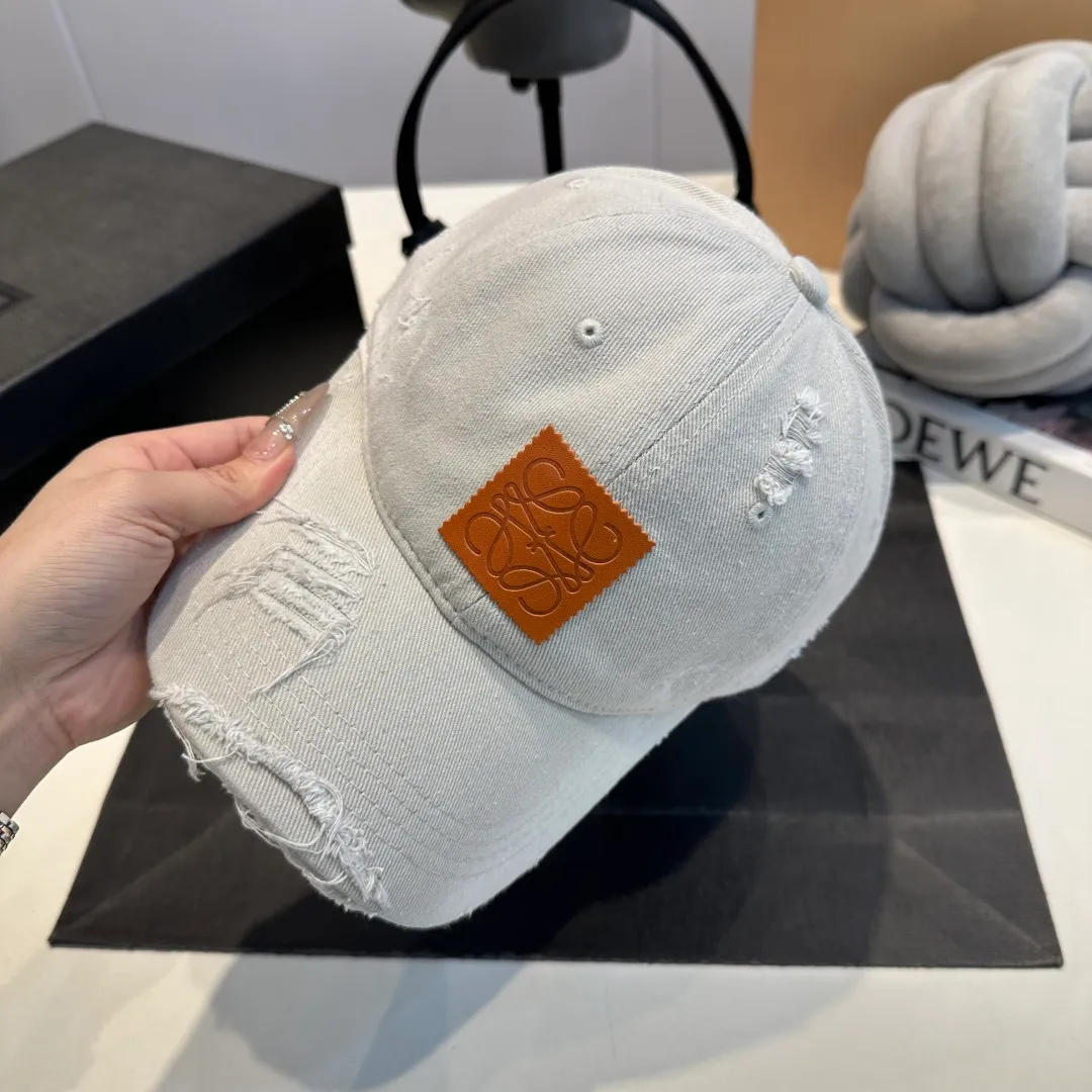 P60 Loewe Loewe's new washed distressed denim baseball cap. Newly launched washed denim series, casual and versatile wardrobe matching tool.