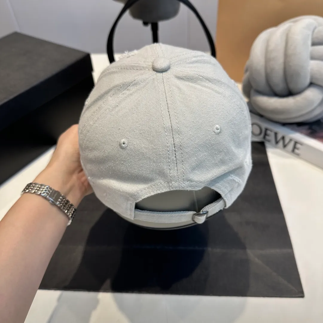 P60 Loewe Loewe's new washed distressed denim baseball cap. Newly launched washed denim series, casual and versatile wardrobe matching tool.