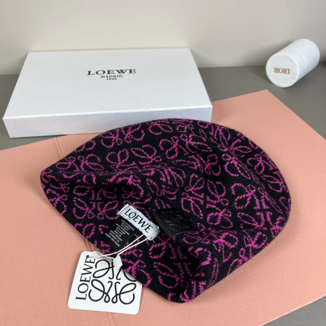 56💰 Classic knitted hat from loewe official website! Xiaohongshu’s hottest selling item! Dress well! The same style for men and women, thicker and warmer, fashionable and popular 🌸First-class quality, the best brand for warmth in autumn and winter, order now, limited edition