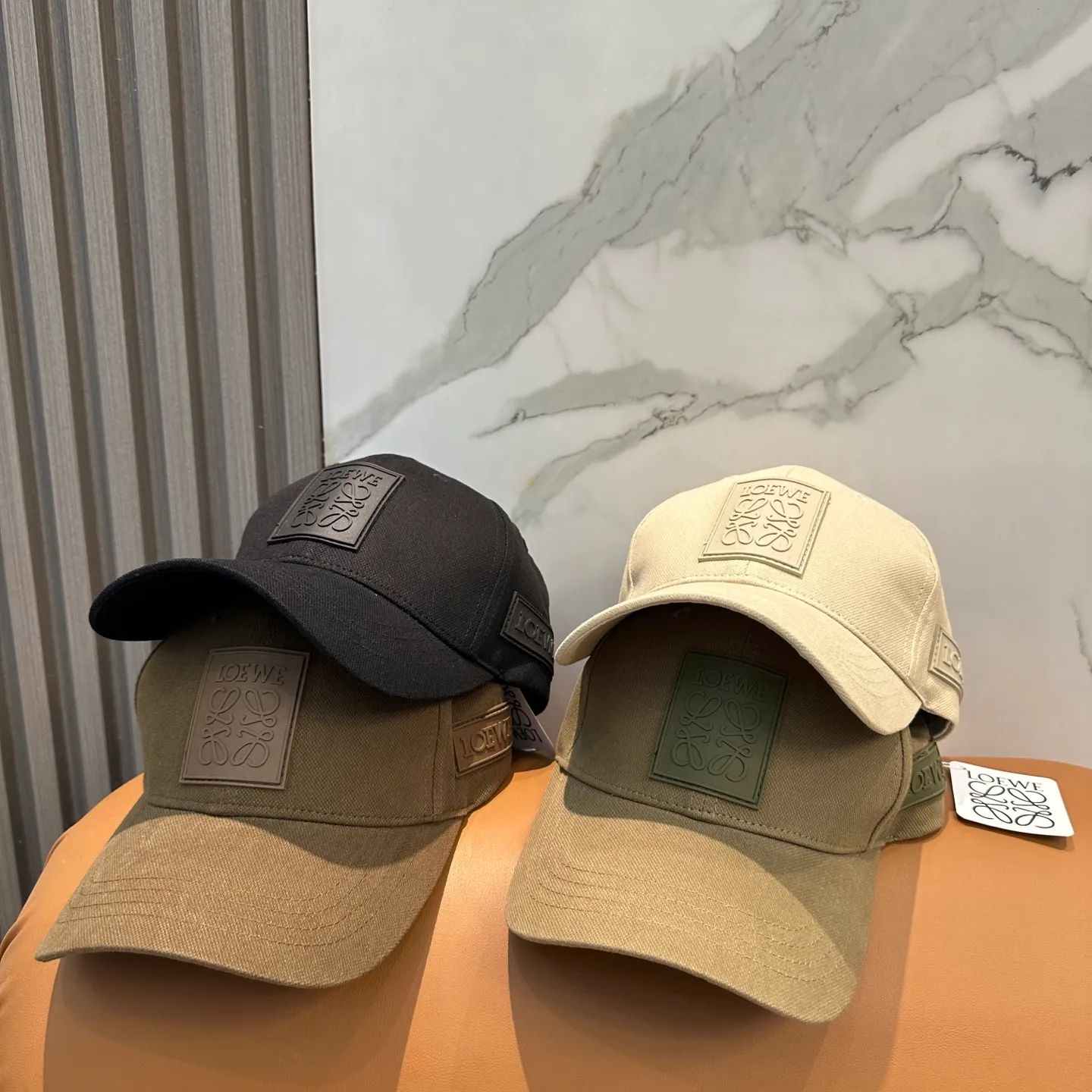 P70 comes with dust bag 👒LOEWE👒LOEWE's new original original design baseball cap🧢Super good texture, standard external line positioning, fine workmanship, simple and elegant, low price and popular!