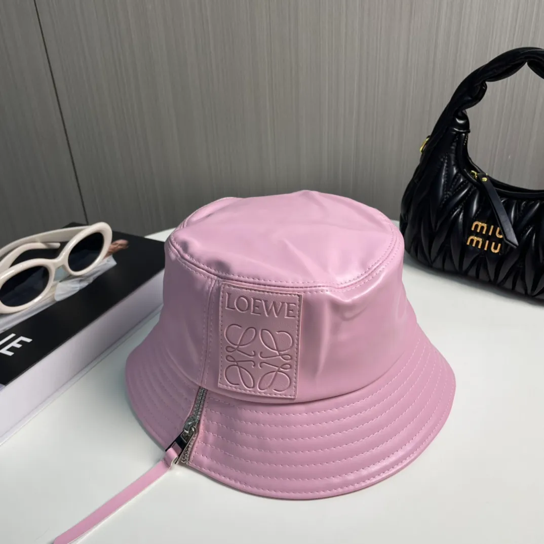 P80 LOEWE's new patchwork zipper lambskin bucket hat. This bucket hat is made of rich textured lambskin. The zipper detail on the brim brings a modern twist, and the patchwork adds a touch of recognition, helping you easily create a modern and fashionable look.
